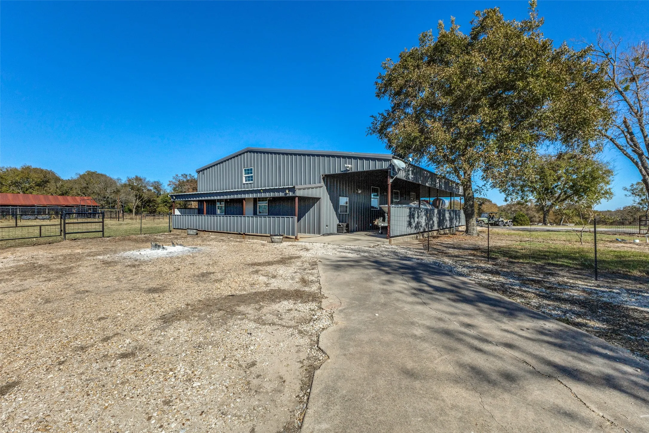 Single Family Residence For Sale in Kaufman County , 15675 County Road 4024, Kemp, Texas 75143, 3 Bedrooms, 2 Bathrooms, 2 Garage spaces, 2,690 Sqft, built in 1991, Price $3,500,000, mls#21283816, Real Estate Agent in Kemp, Homes For Sale in Kaufman county, Homes For Sale in Kemp, Realtor in Kemp Texas, Real Estate Brokerage Independent Realty Texas, Luminita Cordes Realtor