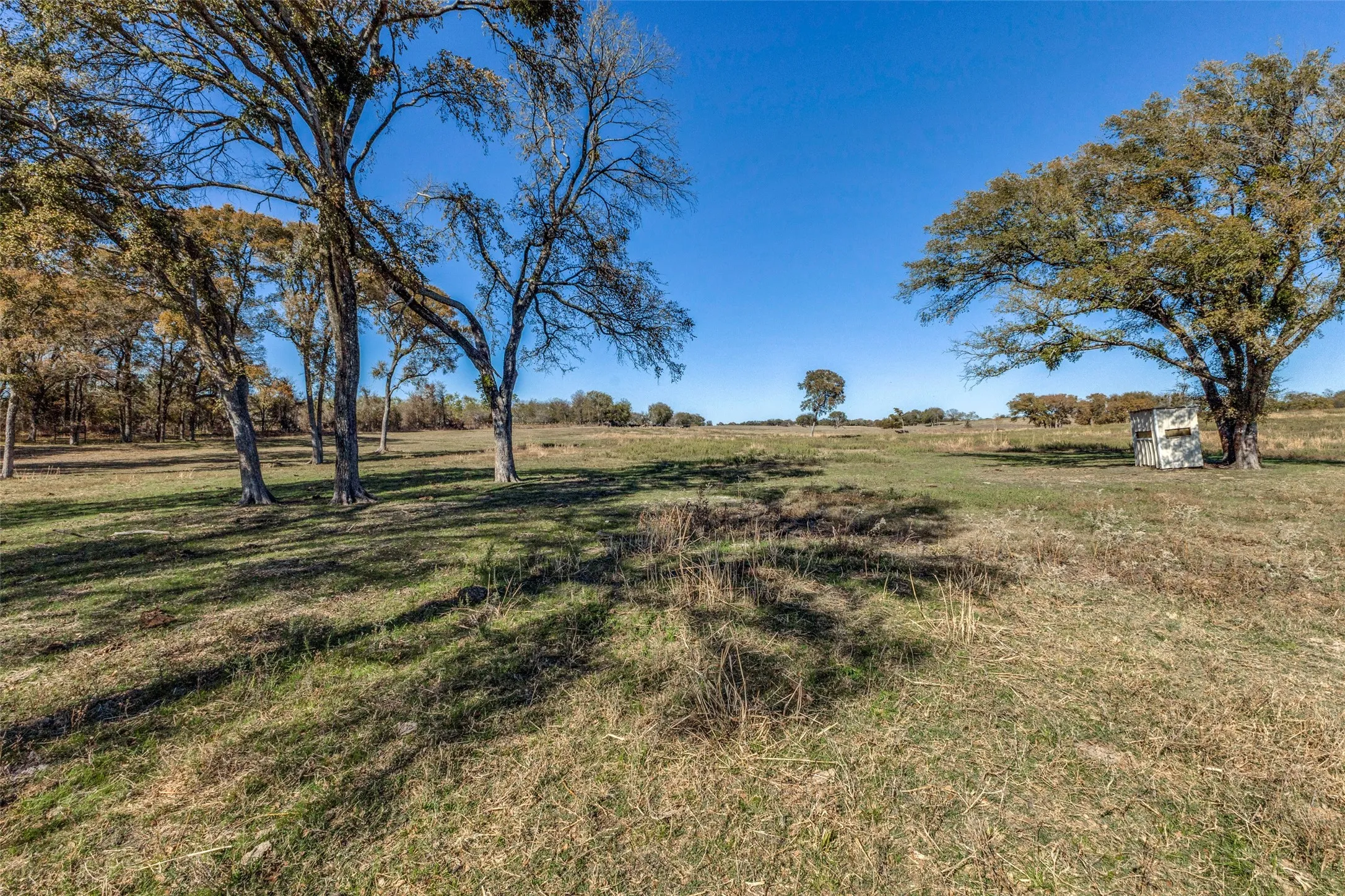 Single Family Residence For Sale in Kaufman County , 15675 County Road 4024, Kemp, Texas 75143, 3 Bedrooms, 2 Bathrooms, 2 Garage spaces, 2,690 Sqft, built in 1991, Price $3,500,000, mls#21283816, Real Estate Agent in Kemp, Homes For Sale in Kaufman county, Homes For Sale in Kemp, Realtor in Kemp Texas, Real Estate Brokerage Independent Realty Texas, Luminita Cordes Realtor