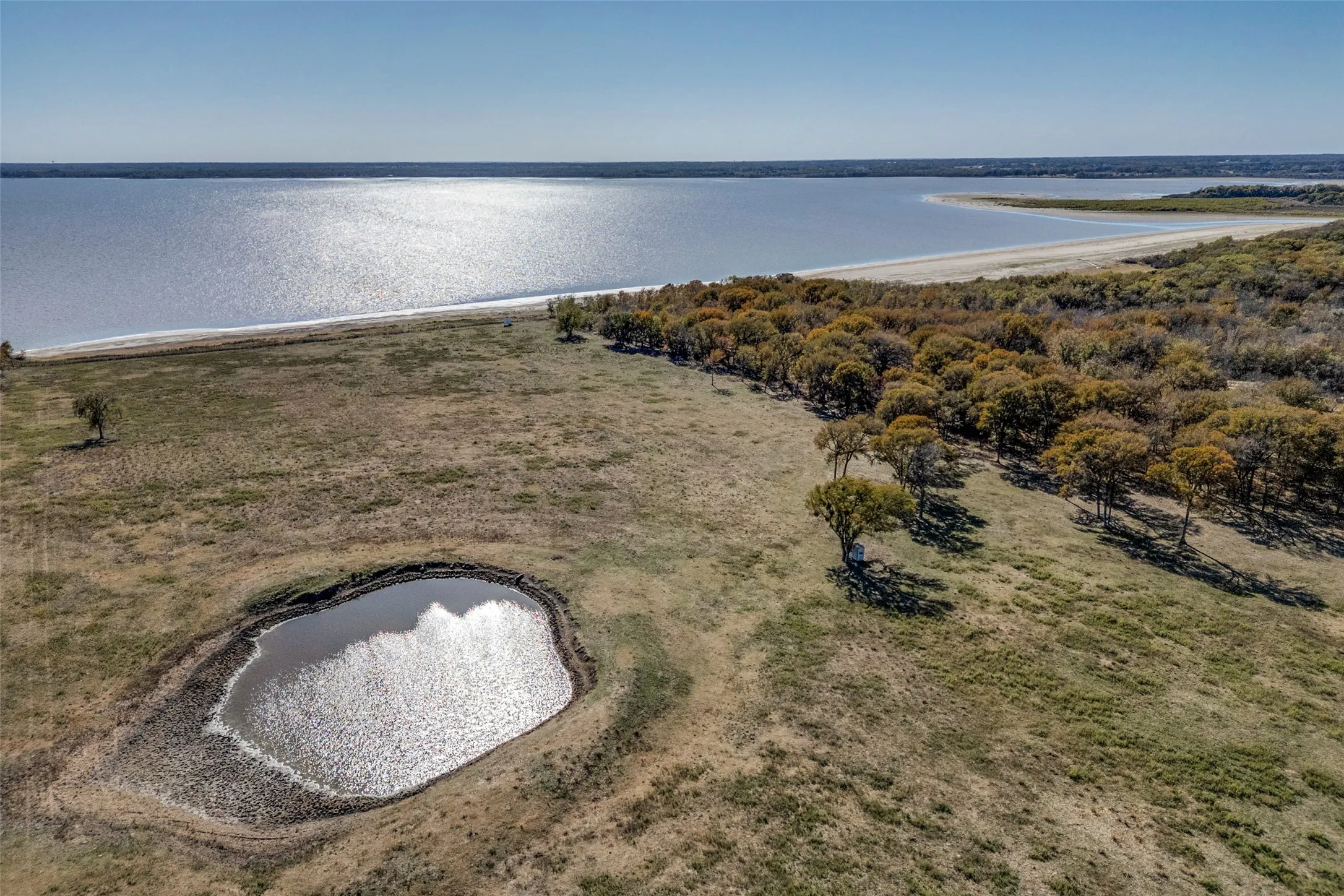 Single Family Residence For Sale in Kaufman County , 15675 County Road 4024, Kemp, Texas 75143, 3 Bedrooms, 2 Bathrooms, 2 Garage spaces, 2,690 Sqft, built in 1991, Price $3,500,000, mls#21283816, Real Estate Agent in Kemp, Homes For Sale in Kaufman county, Homes For Sale in Kemp, Realtor in Kemp Texas, Real Estate Brokerage Independent Realty Texas, Luminita Cordes Realtor