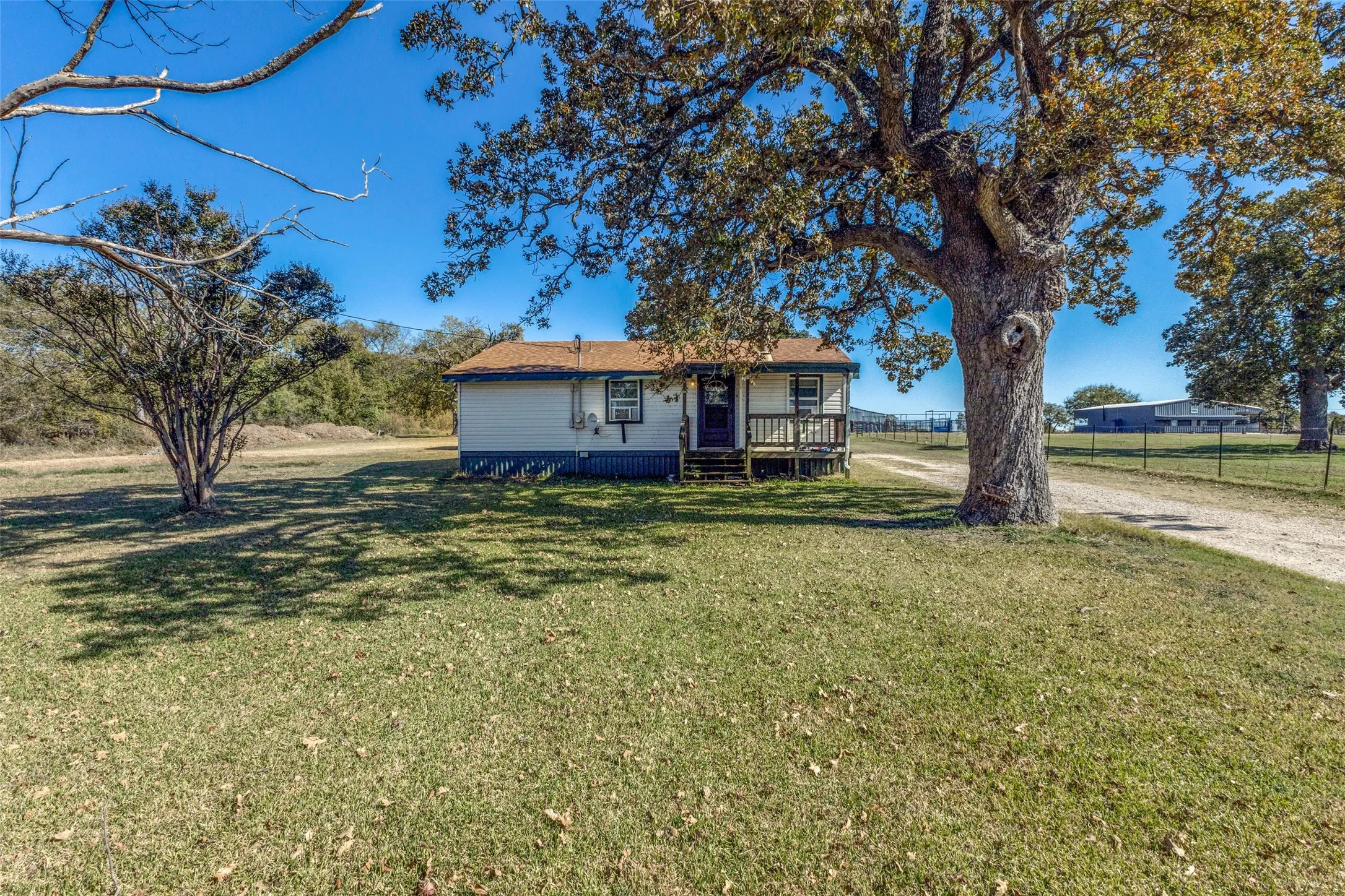 Single Family Residence For Sale in Kaufman County , 15675 County Road 4024, Kemp, Texas 75143, 3 Bedrooms, 2 Bathrooms, 2 Garage spaces, 2,690 Sqft, built in 1991, Price $3,500,000, mls#21283816, Real Estate Agent in Kemp, Homes For Sale in Kaufman county, Homes For Sale in Kemp, Realtor in Kemp Texas, Real Estate Brokerage Independent Realty Texas, Luminita Cordes Realtor