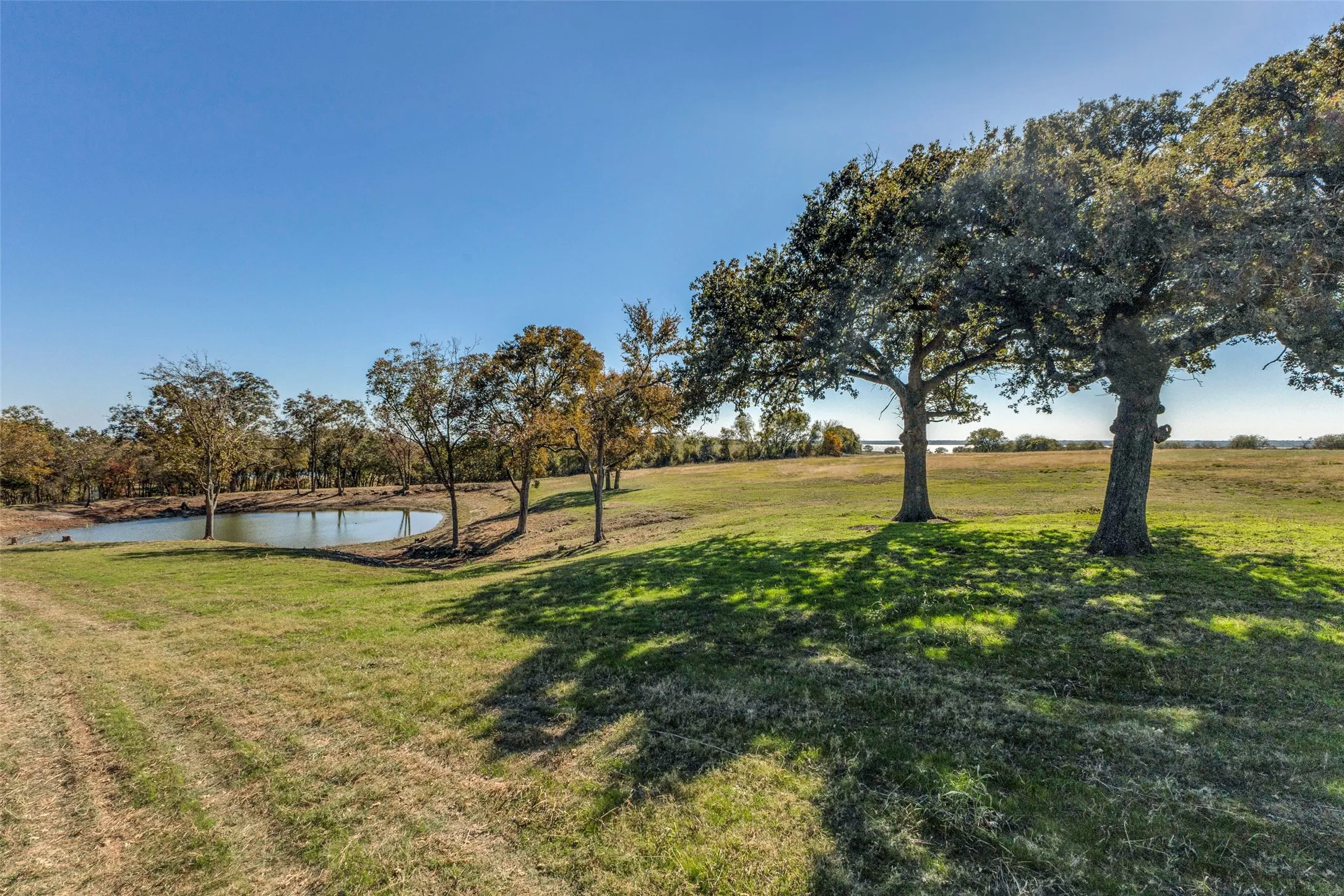 Single Family Residence For Sale in Kaufman County , 15675 County Road 4024, Kemp, Texas 75143, 3 Bedrooms, 2 Bathrooms, 2 Garage spaces, 2,690 Sqft, built in 1991, Price $3,500,000, mls#21283816, Real Estate Agent in Kemp, Homes For Sale in Kaufman county, Homes For Sale in Kemp, Realtor in Kemp Texas, Real Estate Brokerage Independent Realty Texas, Luminita Cordes Realtor