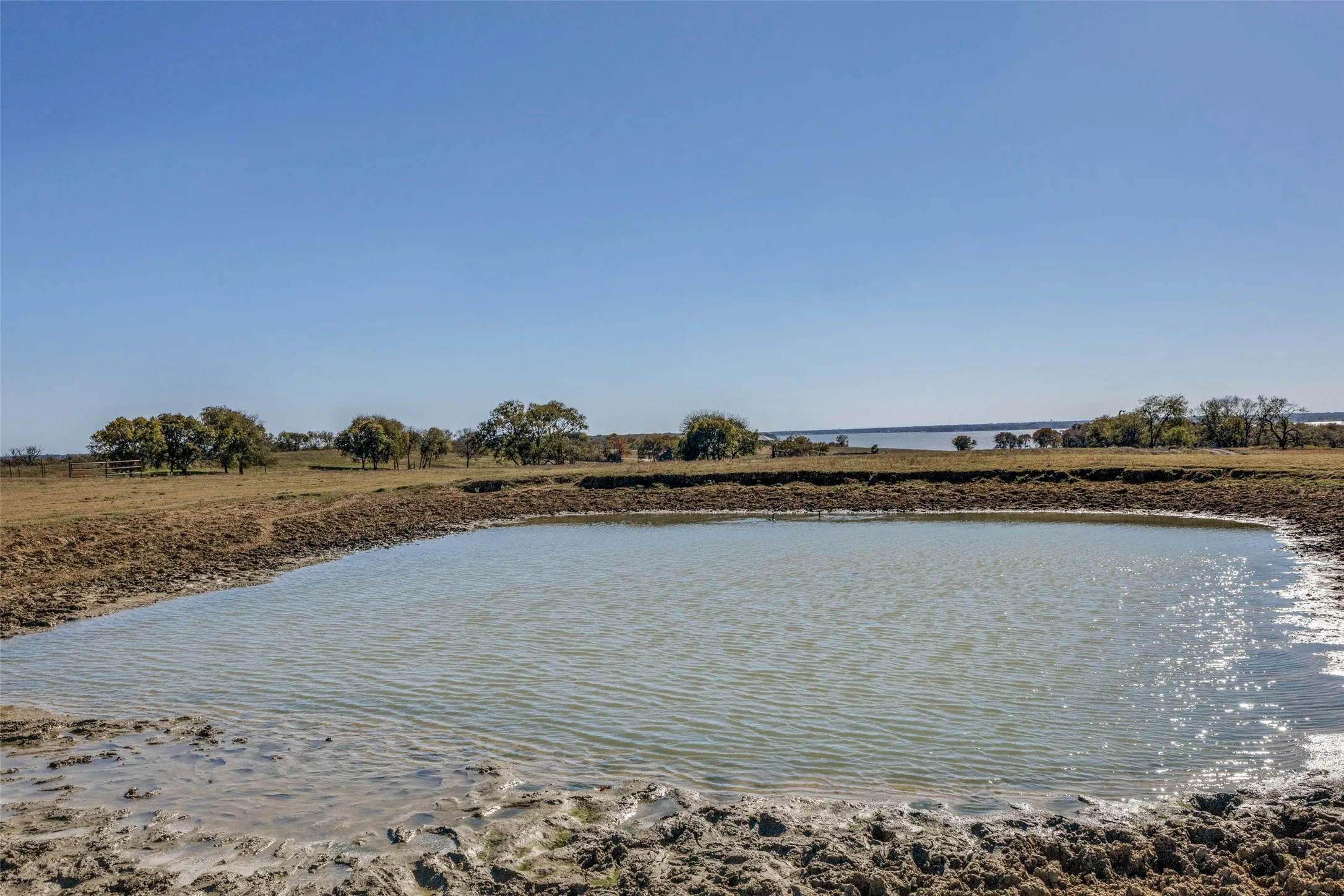 Single Family Residence For Sale in Kaufman County , 15675 County Road 4024, Kemp, Texas 75143, 3 Bedrooms, 2 Bathrooms, 2 Garage spaces, 2,690 Sqft, built in 1991, Price $3,500,000, mls#21283816, Real Estate Agent in Kemp, Homes For Sale in Kaufman county, Homes For Sale in Kemp, Realtor in Kemp Texas, Real Estate Brokerage Independent Realty Texas, Luminita Cordes Realtor