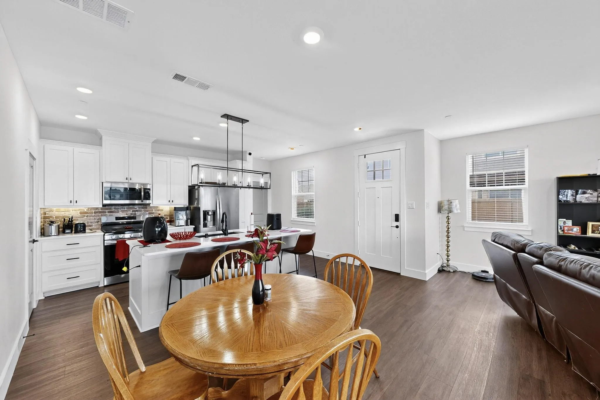 Townhouse For Sale in Collin County , 3016 Grandview Drive, Wylie, Texas 75098, 3 Bedrooms, 3 Bathrooms, 2 Garage spaces, 1,882 Sqft, built in 2021, Price $390,000, mls#21279581, Real Estate Agent in Wylie, Homes For Sale in Collin county, Homes For Sale in Wylie, Realtor in Wylie Texas, Real Estate Brokerage Independent Realty Texas, Luminita Cordes Realtor
