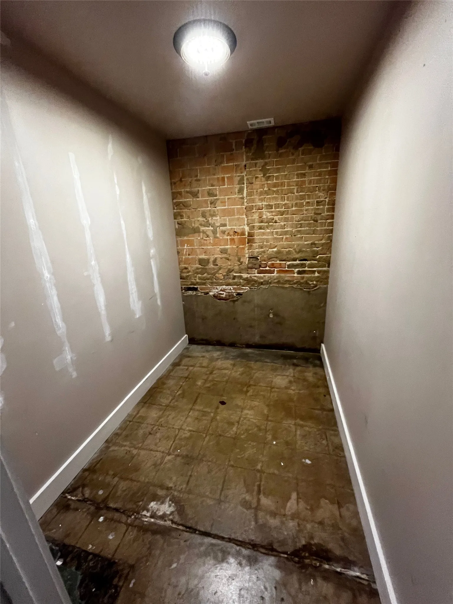 Office For Rent in Ellis County , 204 W Knox Street A, Ennis, Texas 75119, 0, 0, Garage spaces, 0 Sqft, built in 1920, mls#21283243, Real Estate Agent in Ennis, Homes For Rent in Ellis county, Homes For Rent in Ennis, Realtor in Ennis Texas, Real Estate Brokerage Independent Realty Texas, Luminita Cordes Realtor