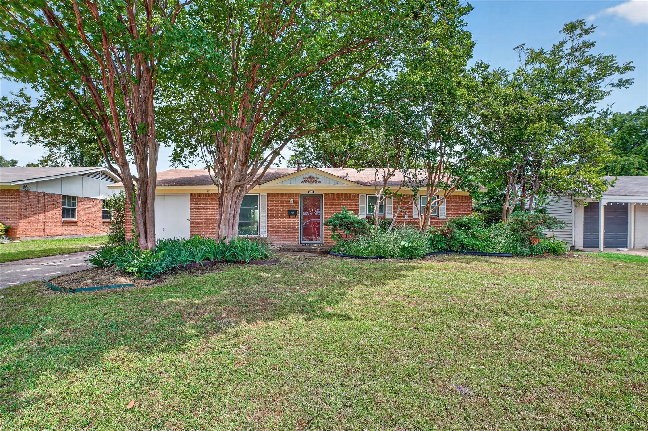 Single Family Residence For Sale in Dallas County , 204 Island Drive, Richardson, Texas 75081, 3 Bedroom, 2 Bathroom, Garage spaces, 1,187 Sqft, built in 1961, mls#21280624, Real Estate Agent in Richardson, Homes For Sale in Dallas county, Homes For Sale in Richardson, Realtor in Richardson Texas, Real Estate Brokerage Independent Realty Texas, Luminita Cordes Realtor