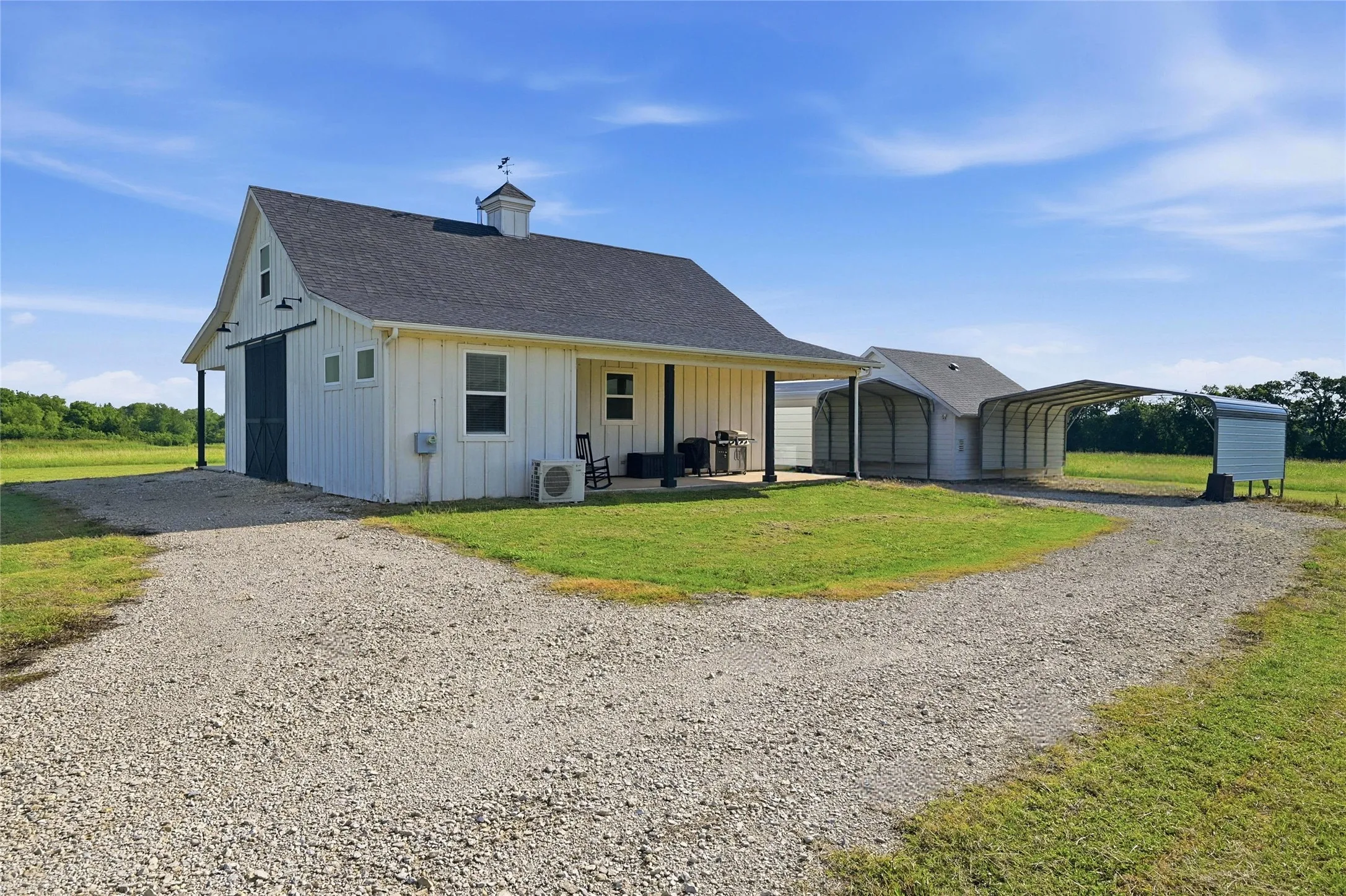 Single Family Residence For Sale in Fannin County , 5235 Fm 1752 S, Whitewright, Texas 75491, 2 Bedroom, 1 Bathroom, 2 Garage spaces, 1,514 Sqft, built in 2019, Price $599,900, mls#21266594, Real Estate Agent in Whitewright, Homes For Sale in Fannin county, Homes For Sale in Whitewright, Realtor in Whitewright Texas, Real Estate Brokerage Independent Realty Texas, Luminita Cordes Realtor