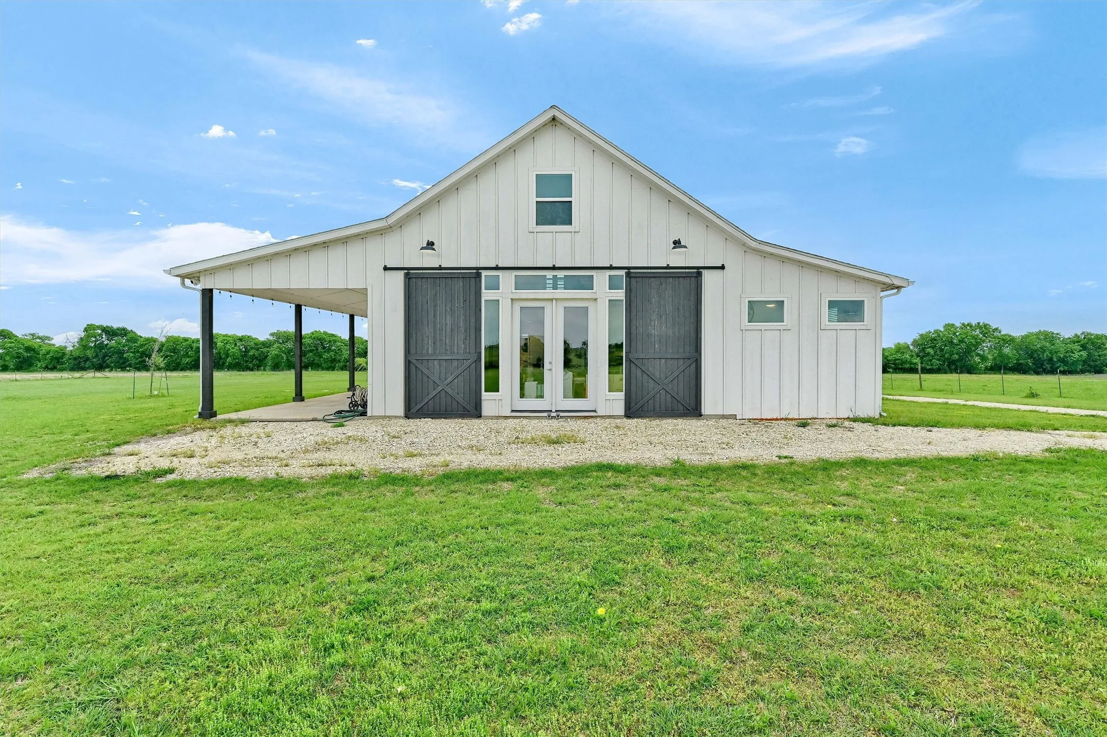 Single Family Residence For Sale in Fannin County , 5235 Fm 1752 S, Whitewright, Texas 75491, 2 Bedroom, 1 Bathroom, 2 Garage spaces, 1,514 Sqft, built in 2019, Price $599,900, mls#21266594, Real Estate Agent in Whitewright, Homes For Sale in Fannin county, Homes For Sale in Whitewright, Realtor in Whitewright Texas, Real Estate Brokerage Independent Realty Texas, Luminita Cordes Realtor