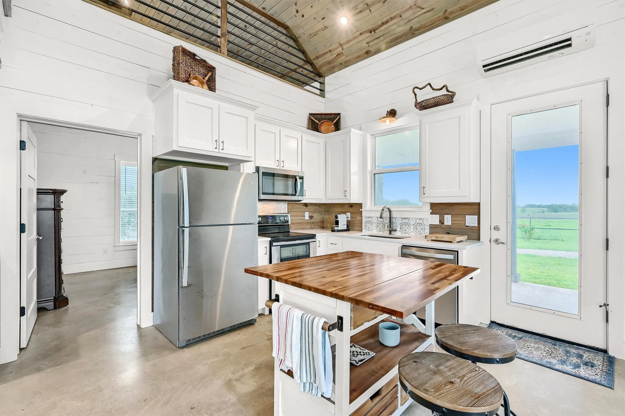 Single Family Residence For Sale in Fannin County , 5235 Fm 1752 S, Whitewright, Texas 75491, 2 Bedroom, 1 Bathroom, 2 Garage spaces, 1,514 Sqft, built in 2019, Price $599,900, mls#21266594, Real Estate Agent in Whitewright, Homes For Sale in Fannin county, Homes For Sale in Whitewright, Realtor in Whitewright Texas, Real Estate Brokerage Independent Realty Texas, Luminita Cordes Realtor