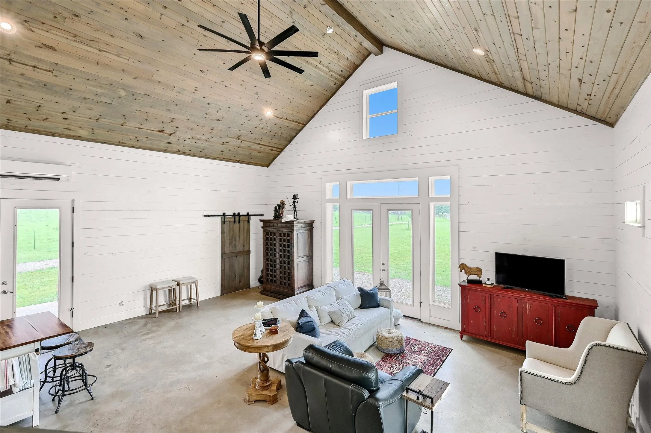 Single Family Residence For Sale in Fannin County , 5235 Fm 1752 S, Whitewright, Texas 75491, 2 Bedroom, 1 Bathroom, 2 Garage spaces, 1,514 Sqft, built in 2019, Price $599,900, mls#21266594, Real Estate Agent in Whitewright, Homes For Sale in Fannin county, Homes For Sale in Whitewright, Realtor in Whitewright Texas, Real Estate Brokerage Independent Realty Texas, Luminita Cordes Realtor