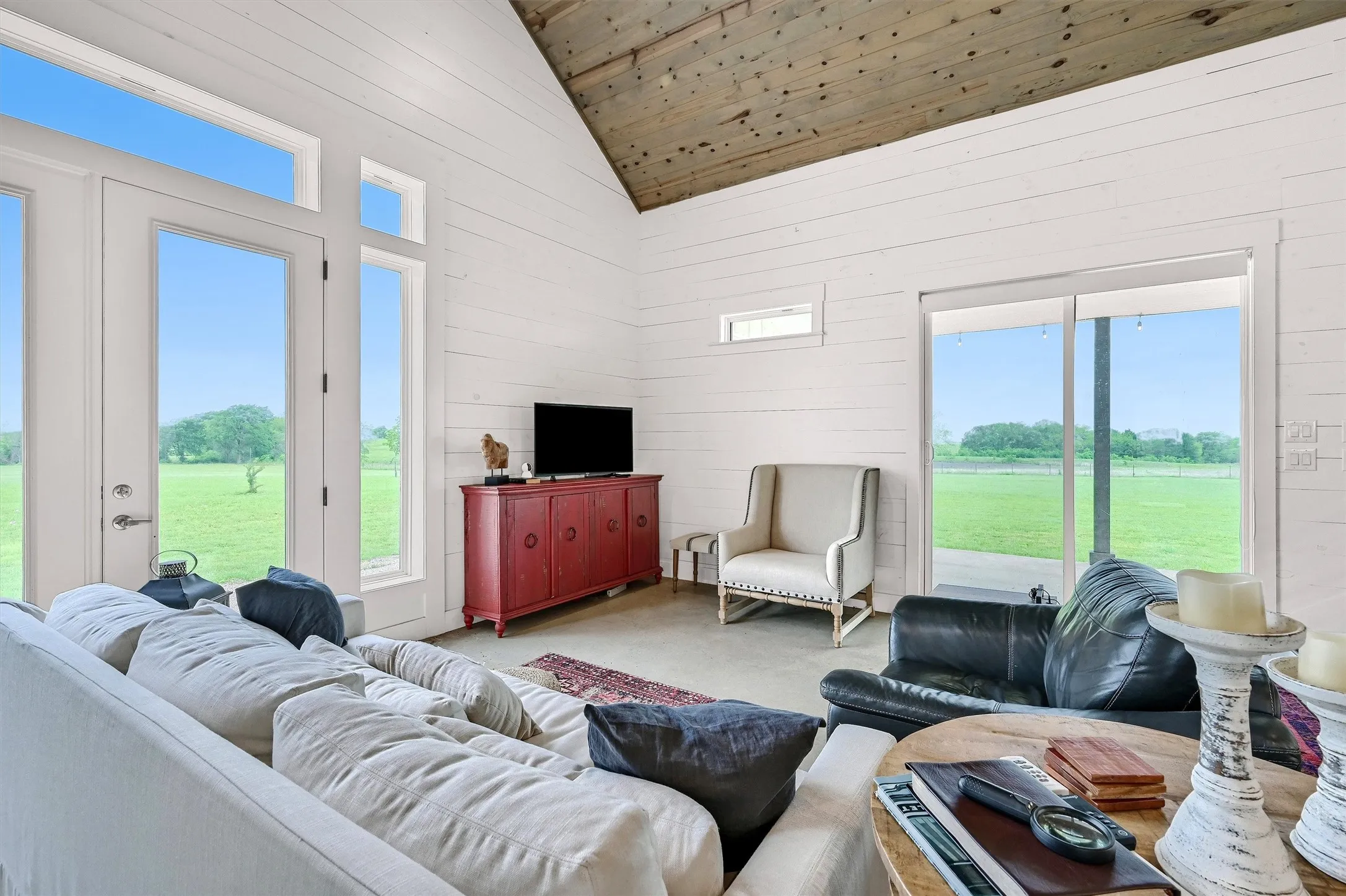 Single Family Residence For Sale in Fannin County , 5235 Fm 1752 S, Whitewright, Texas 75491, 2 Bedroom, 1 Bathroom, 2 Garage spaces, 1,514 Sqft, built in 2019, Price $599,900, mls#21266594, Real Estate Agent in Whitewright, Homes For Sale in Fannin county, Homes For Sale in Whitewright, Realtor in Whitewright Texas, Real Estate Brokerage Independent Realty Texas, Luminita Cordes Realtor