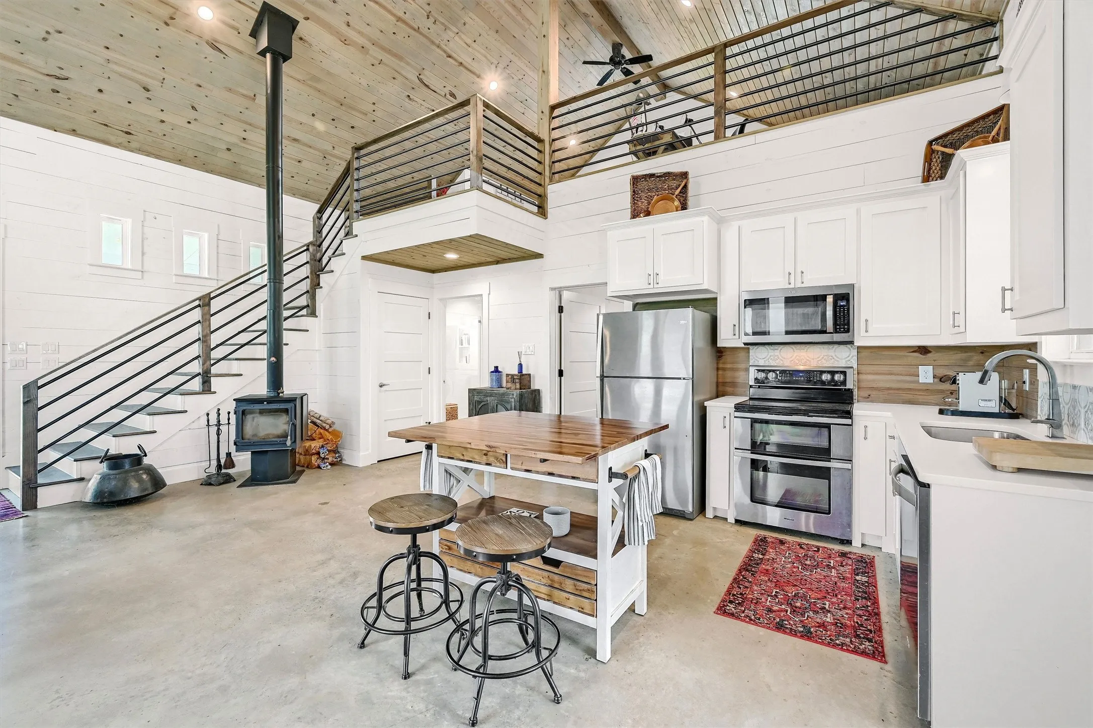 Single Family Residence For Sale in Fannin County , 5235 Fm 1752 S, Whitewright, Texas 75491, 2 Bedroom, 1 Bathroom, 2 Garage spaces, 1,514 Sqft, built in 2019, Price $599,900, mls#21266594, Real Estate Agent in Whitewright, Homes For Sale in Fannin county, Homes For Sale in Whitewright, Realtor in Whitewright Texas, Real Estate Brokerage Independent Realty Texas, Luminita Cordes Realtor