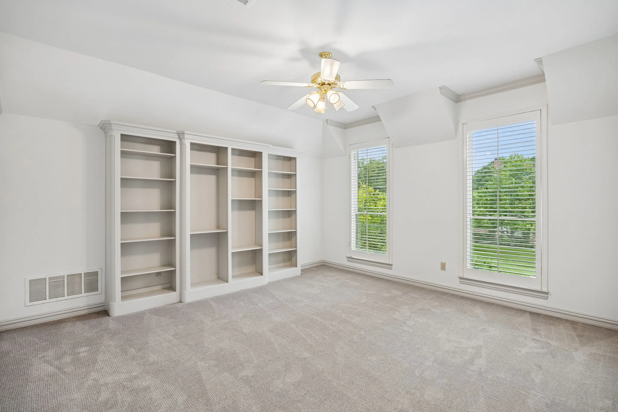 Single Family Residence For Sale in Dallas County , 480 Country Lane, Coppell, Texas 75019, 5 Bedroom, 4 Bathroom, 3 Garage spaces, 4,017 Sqft, built in 1993, mls#21281962, Real Estate Agent in Coppell, Homes For Sale in Dallas county, Homes For Sale in Coppell, Realtor in Coppell Texas, Real Estate Brokerage Independent Realty Texas, Luminita Cordes Realtor