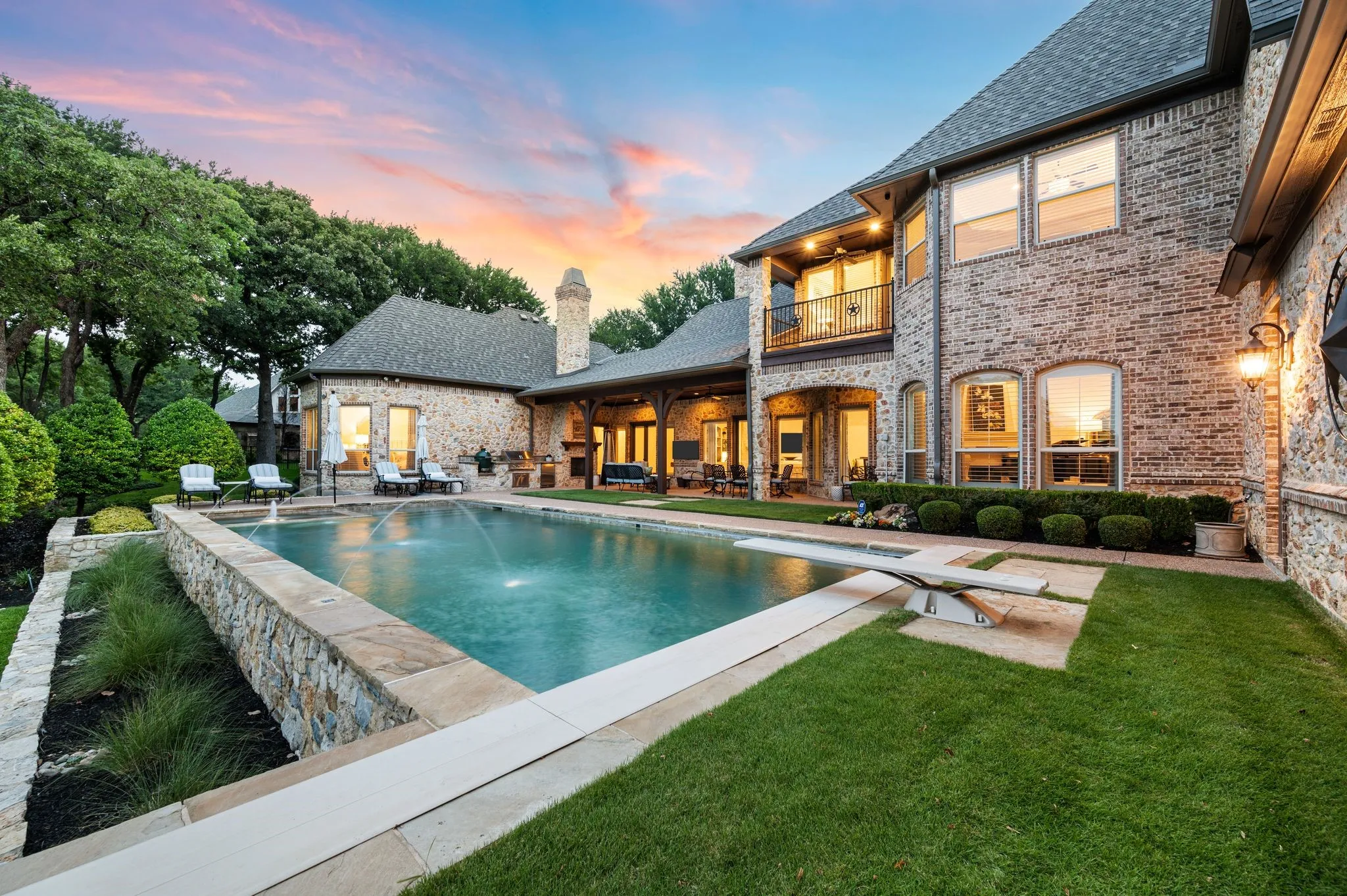 Fabulous Claffey-built diving pool & spa. There is a automated, retractable pool cover built into the pool.