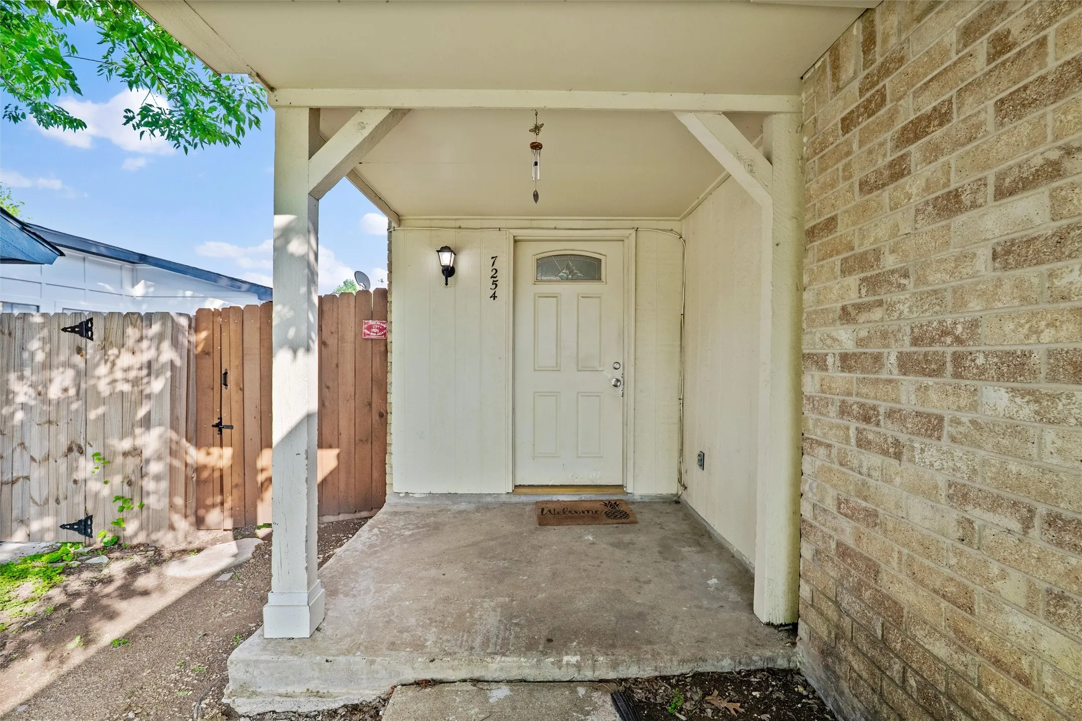 Single Family Residence For Sale in Dallas County , 7254 Pineberry Road, Dallas, Texas 75249, 2 Bedroom, 2 Bathroom, Garage spaces, 1,136 Sqft, built in 1981, mls#21283964, Real Estate Agent in Dallas, Homes For Sale in Dallas county, Homes For Sale in Dallas, Realtor in Dallas Texas, Real Estate Brokerage Independent Realty Texas, Luminita Cordes Realtor