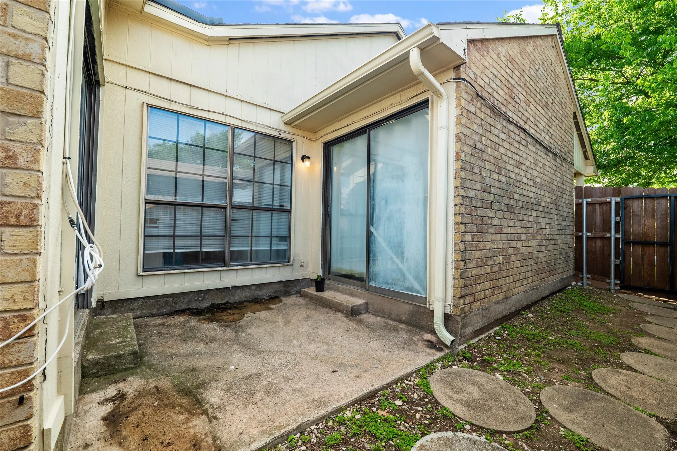 Single Family Residence For Sale in Dallas County , 7254 Pineberry Road, Dallas, Texas 75249, 2 Bedroom, 2 Bathroom, Garage spaces, 1,136 Sqft, built in 1981, mls#21283964, Real Estate Agent in Dallas, Homes For Sale in Dallas county, Homes For Sale in Dallas, Realtor in Dallas Texas, Real Estate Brokerage Independent Realty Texas, Luminita Cordes Realtor