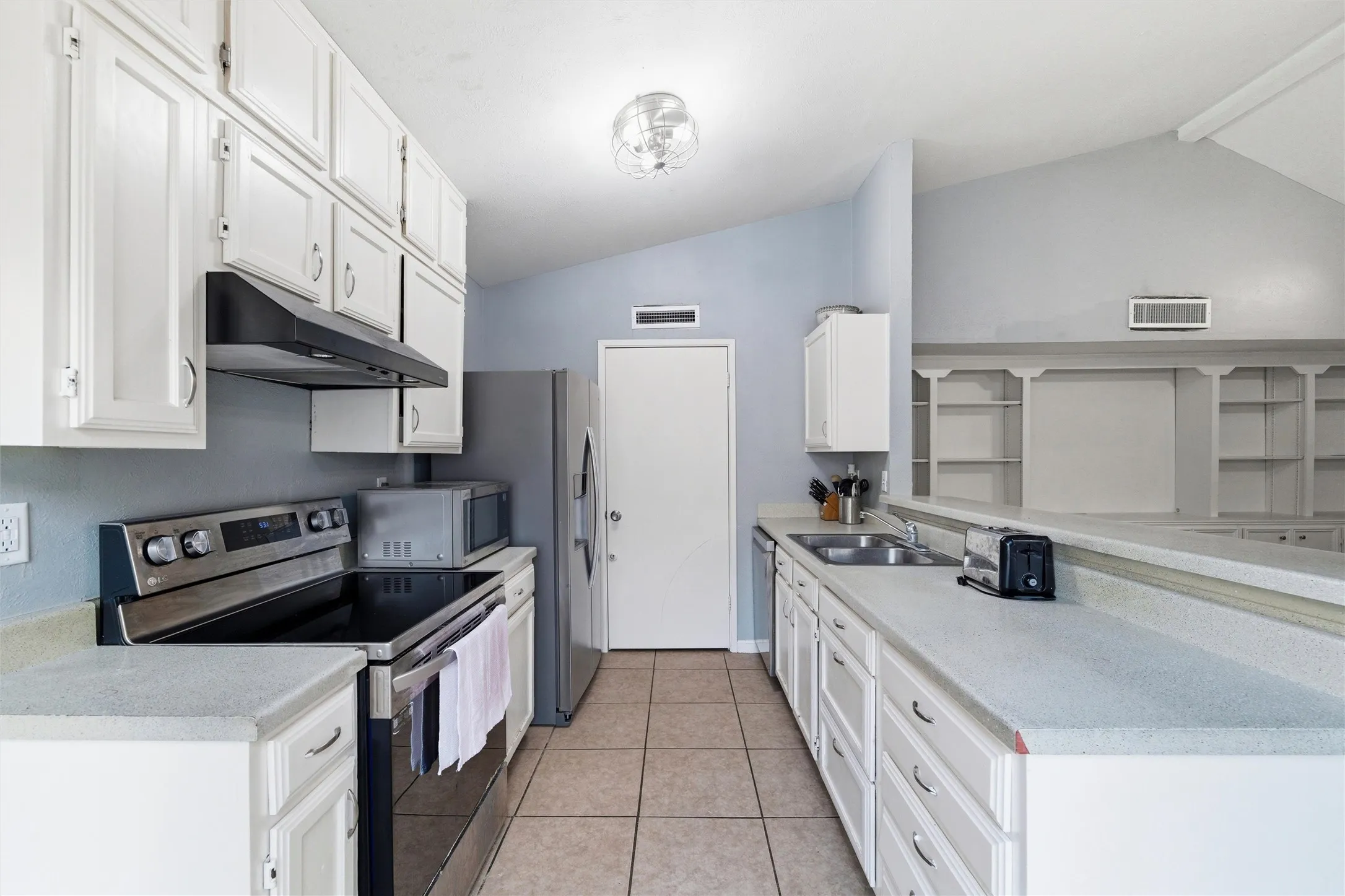 Single Family Residence For Sale in Dallas County , 7254 Pineberry Road, Dallas, Texas 75249, 2 Bedroom, 2 Bathroom, Garage spaces, 1,136 Sqft, built in 1981, mls#21283964, Real Estate Agent in Dallas, Homes For Sale in Dallas county, Homes For Sale in Dallas, Realtor in Dallas Texas, Real Estate Brokerage Independent Realty Texas, Luminita Cordes Realtor