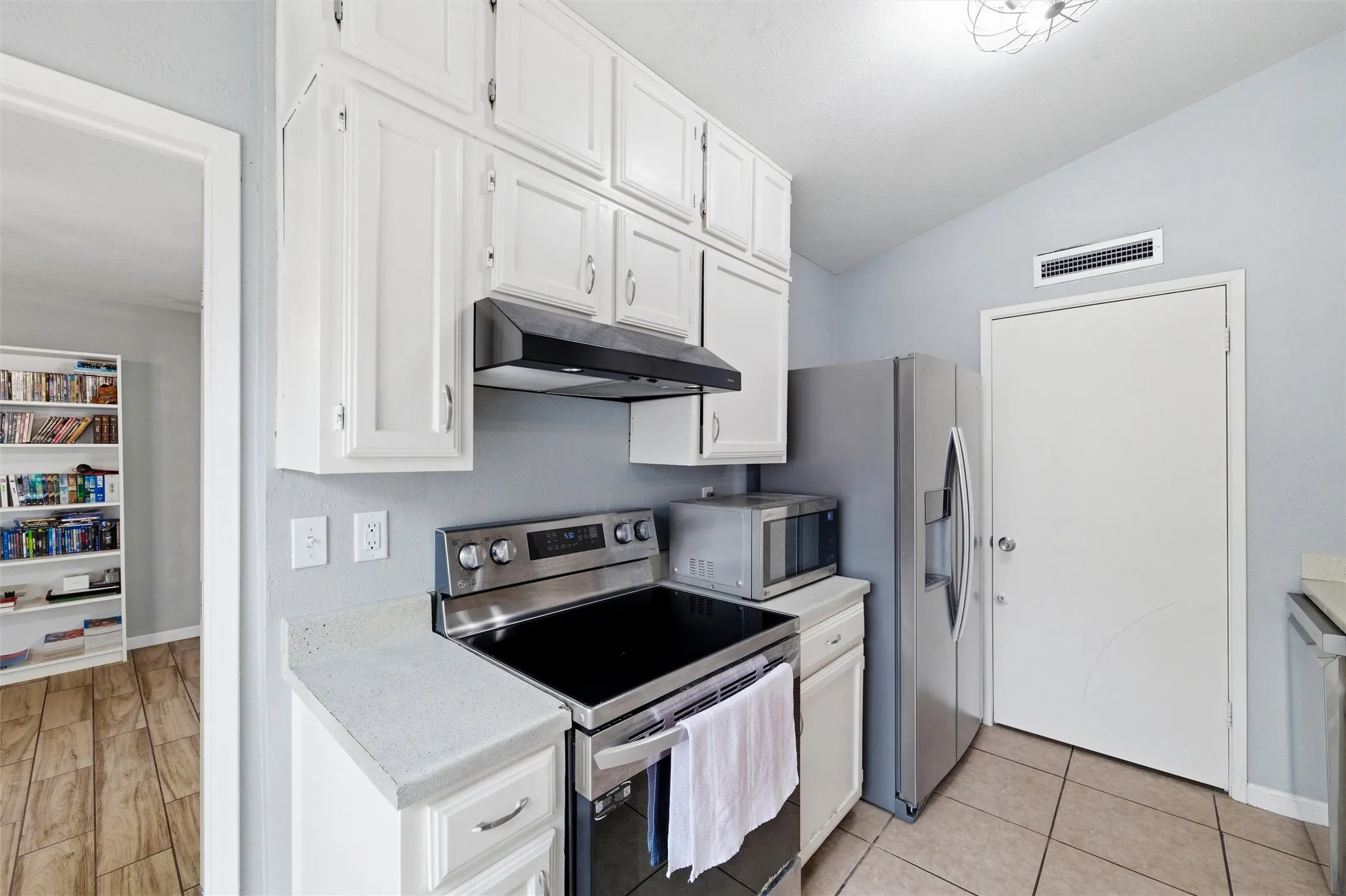 Single Family Residence For Sale in Dallas County , 7254 Pineberry Road, Dallas, Texas 75249, 2 Bedroom, 2 Bathroom, Garage spaces, 1,136 Sqft, built in 1981, mls#21283964, Real Estate Agent in Dallas, Homes For Sale in Dallas county, Homes For Sale in Dallas, Realtor in Dallas Texas, Real Estate Brokerage Independent Realty Texas, Luminita Cordes Realtor