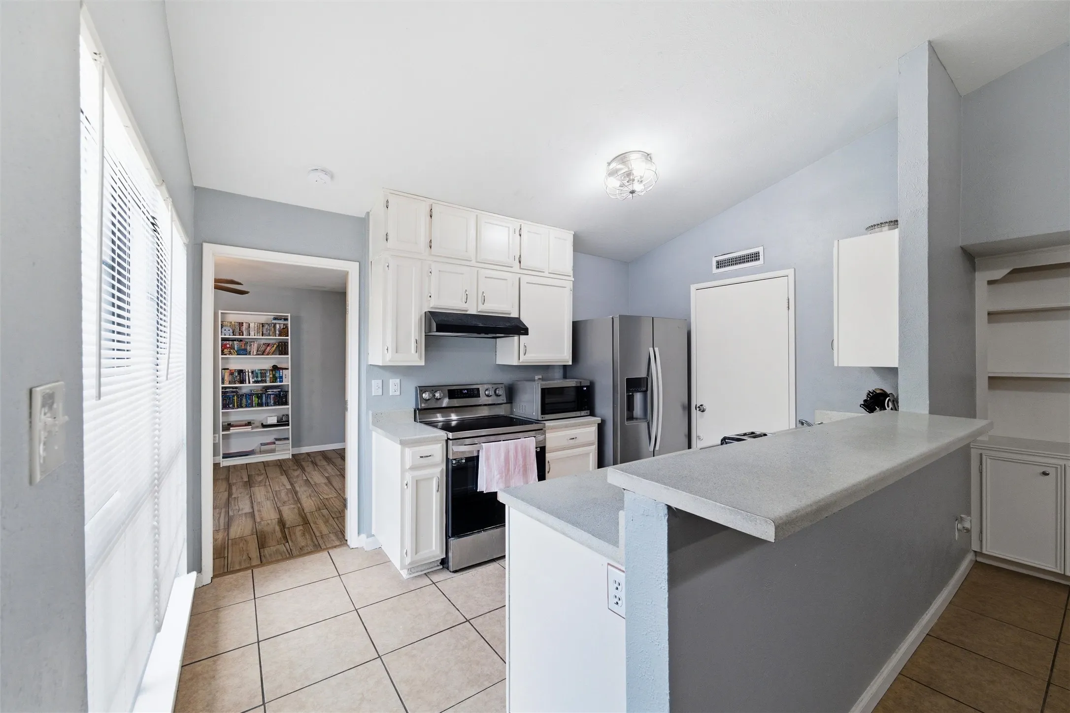 Single Family Residence For Sale in Dallas County , 7254 Pineberry Road, Dallas, Texas 75249, 2 Bedroom, 2 Bathroom, Garage spaces, 1,136 Sqft, built in 1981, mls#21283964, Real Estate Agent in Dallas, Homes For Sale in Dallas county, Homes For Sale in Dallas, Realtor in Dallas Texas, Real Estate Brokerage Independent Realty Texas, Luminita Cordes Realtor