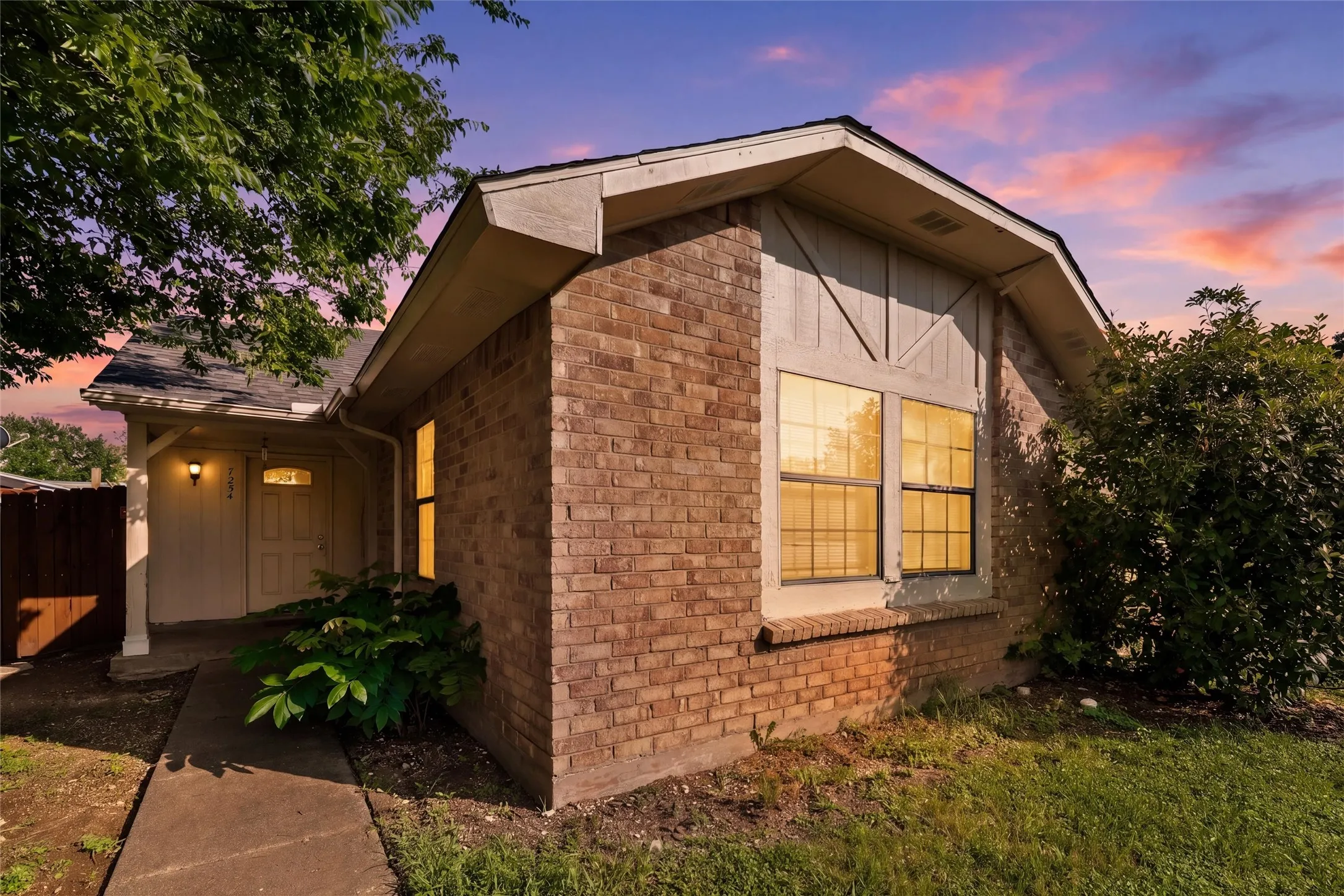 Single Family Residence For Sale in Dallas County , 7254 Pineberry Road, Dallas, Texas 75249, 2 Bedroom, 2 Bathroom, Garage spaces, 1,136 Sqft, built in 1981, mls#21283964, Real Estate Agent in Dallas, Homes For Sale in Dallas county, Homes For Sale in Dallas, Realtor in Dallas Texas, Real Estate Brokerage Independent Realty Texas, Luminita Cordes Realtor