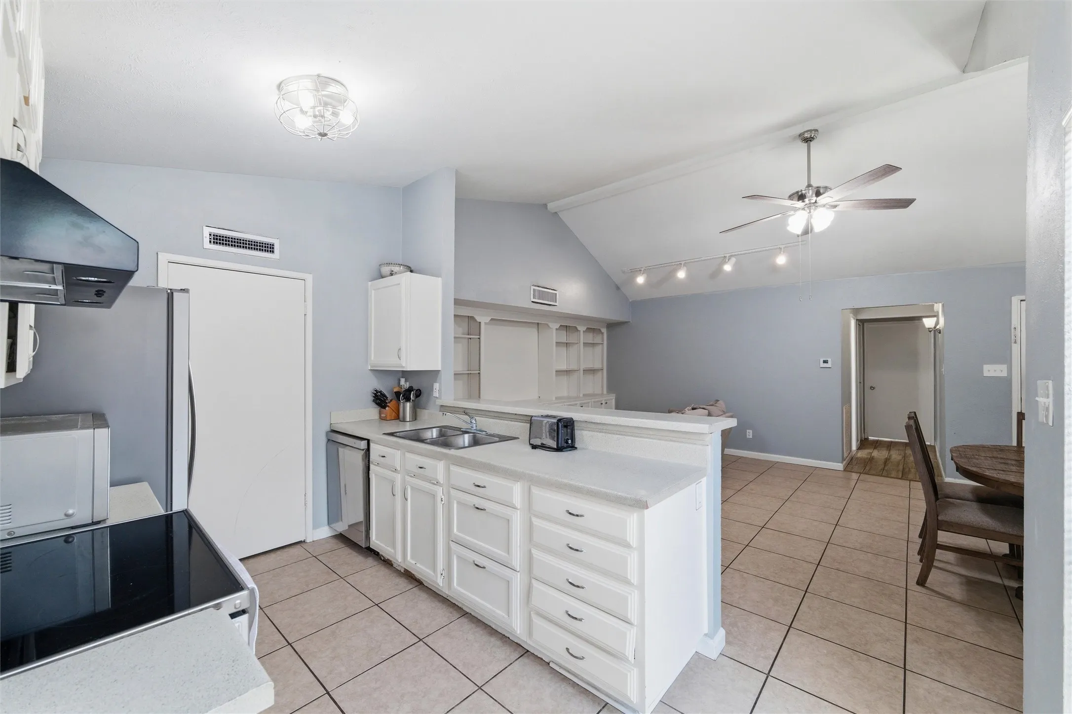 Single Family Residence For Sale in Dallas County , 7254 Pineberry Road, Dallas, Texas 75249, 2 Bedroom, 2 Bathroom, Garage spaces, 1,136 Sqft, built in 1981, mls#21283964, Real Estate Agent in Dallas, Homes For Sale in Dallas county, Homes For Sale in Dallas, Realtor in Dallas Texas, Real Estate Brokerage Independent Realty Texas, Luminita Cordes Realtor