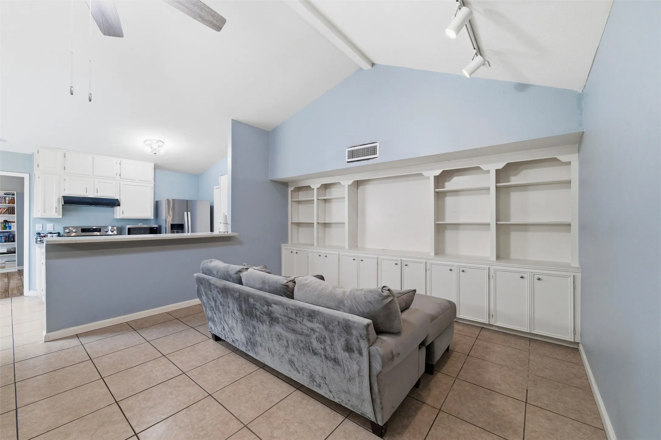 Single Family Residence For Sale in Dallas County , 7254 Pineberry Road, Dallas, Texas 75249, 2 Bedroom, 2 Bathroom, Garage spaces, 1,136 Sqft, built in 1981, mls#21283964, Real Estate Agent in Dallas, Homes For Sale in Dallas county, Homes For Sale in Dallas, Realtor in Dallas Texas, Real Estate Brokerage Independent Realty Texas, Luminita Cordes Realtor