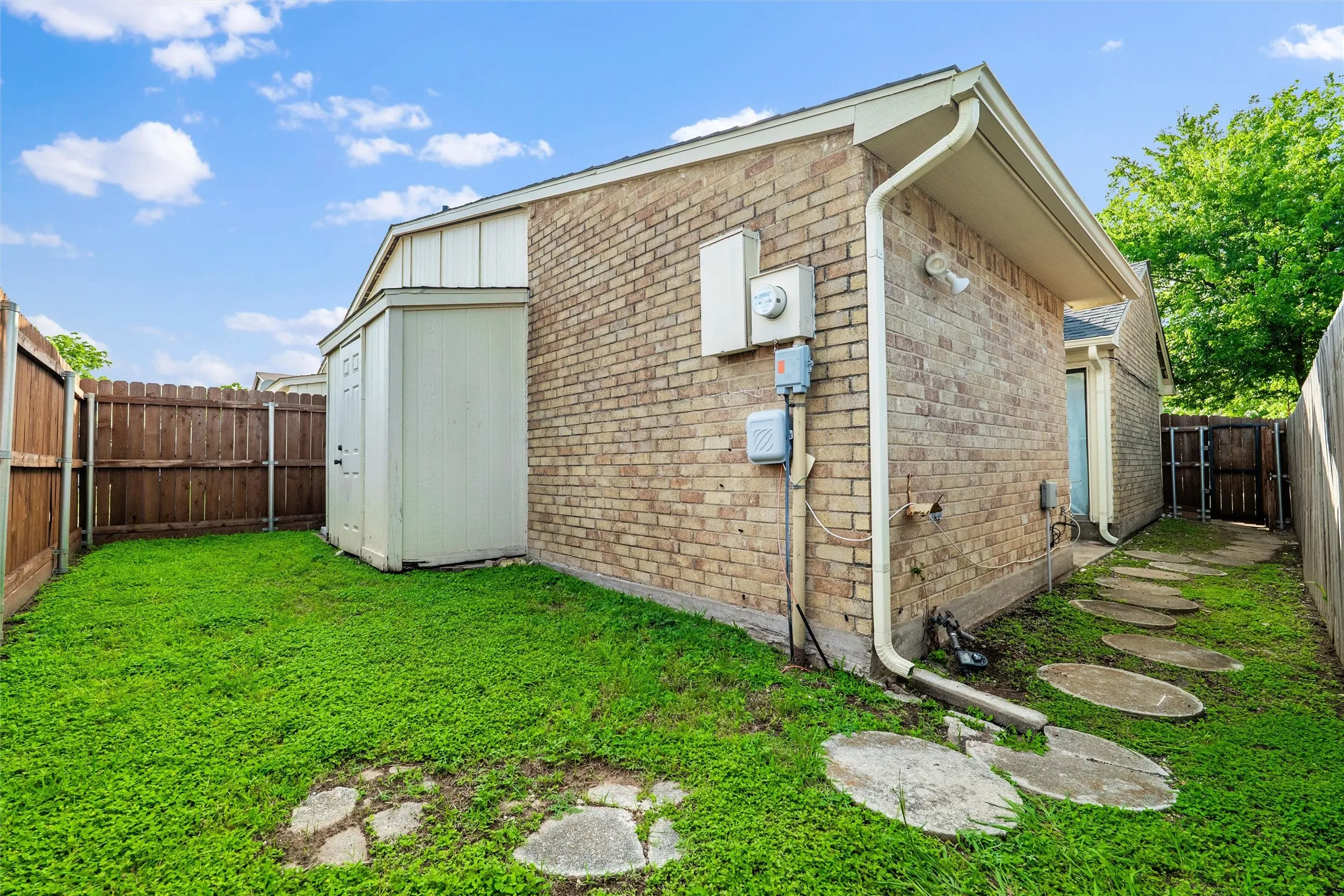 Single Family Residence For Sale in Dallas County , 7254 Pineberry Road, Dallas, Texas 75249, 2 Bedroom, 2 Bathroom, Garage spaces, 1,136 Sqft, built in 1981, mls#21283964, Real Estate Agent in Dallas, Homes For Sale in Dallas county, Homes For Sale in Dallas, Realtor in Dallas Texas, Real Estate Brokerage Independent Realty Texas, Luminita Cordes Realtor