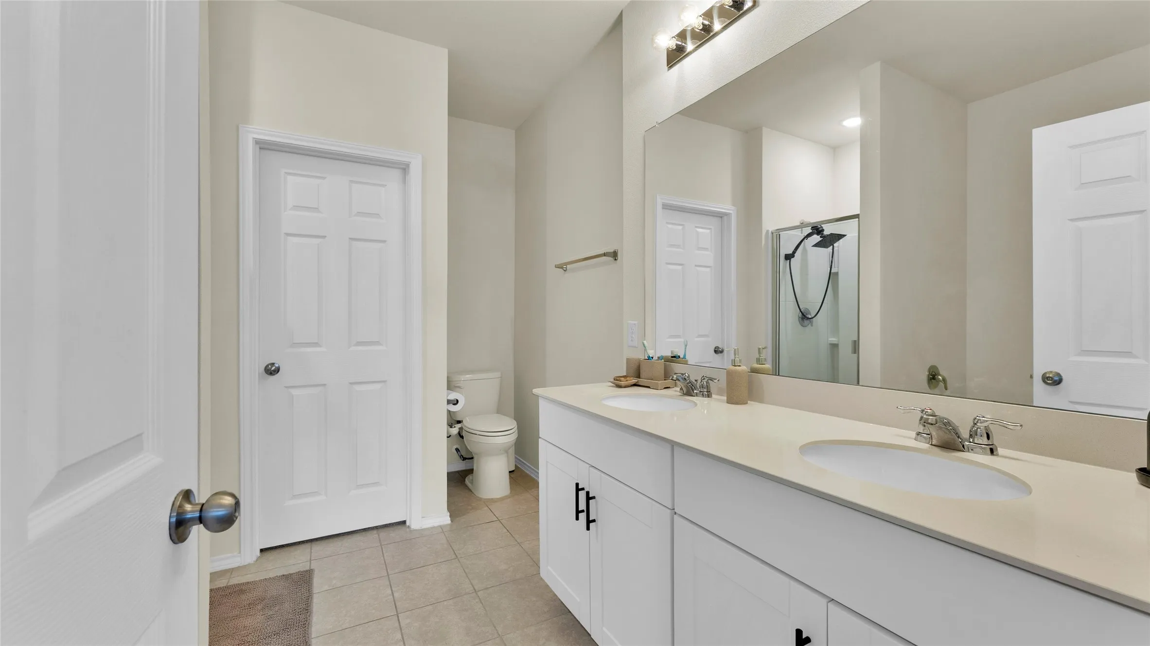Dual vanity with undermount sinks and light-toned countertops