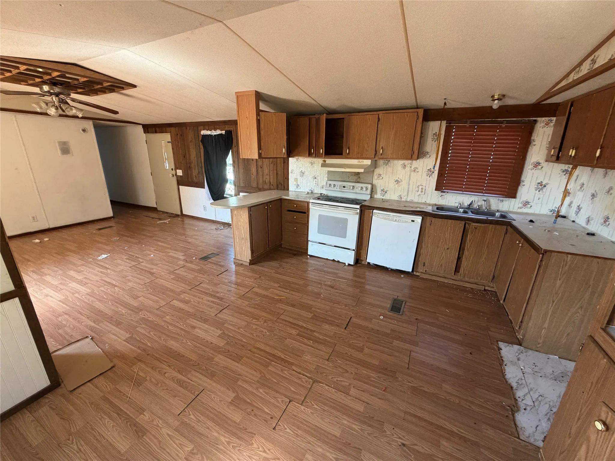 For Sale in Denton County , 6605 Oak Ridge Lane, Argyle, Texas 76226, 6 Bedroom, 4 Bathroom, Garage spaces, 0 Sqft, built in 1985, mls#21283957, Real Estate Agent in Argyle, Homes For Sale in Denton county, Homes For Sale in Argyle, Realtor in Argyle Texas, Real Estate Brokerage Independent Realty Texas, Luminita Cordes Realtor