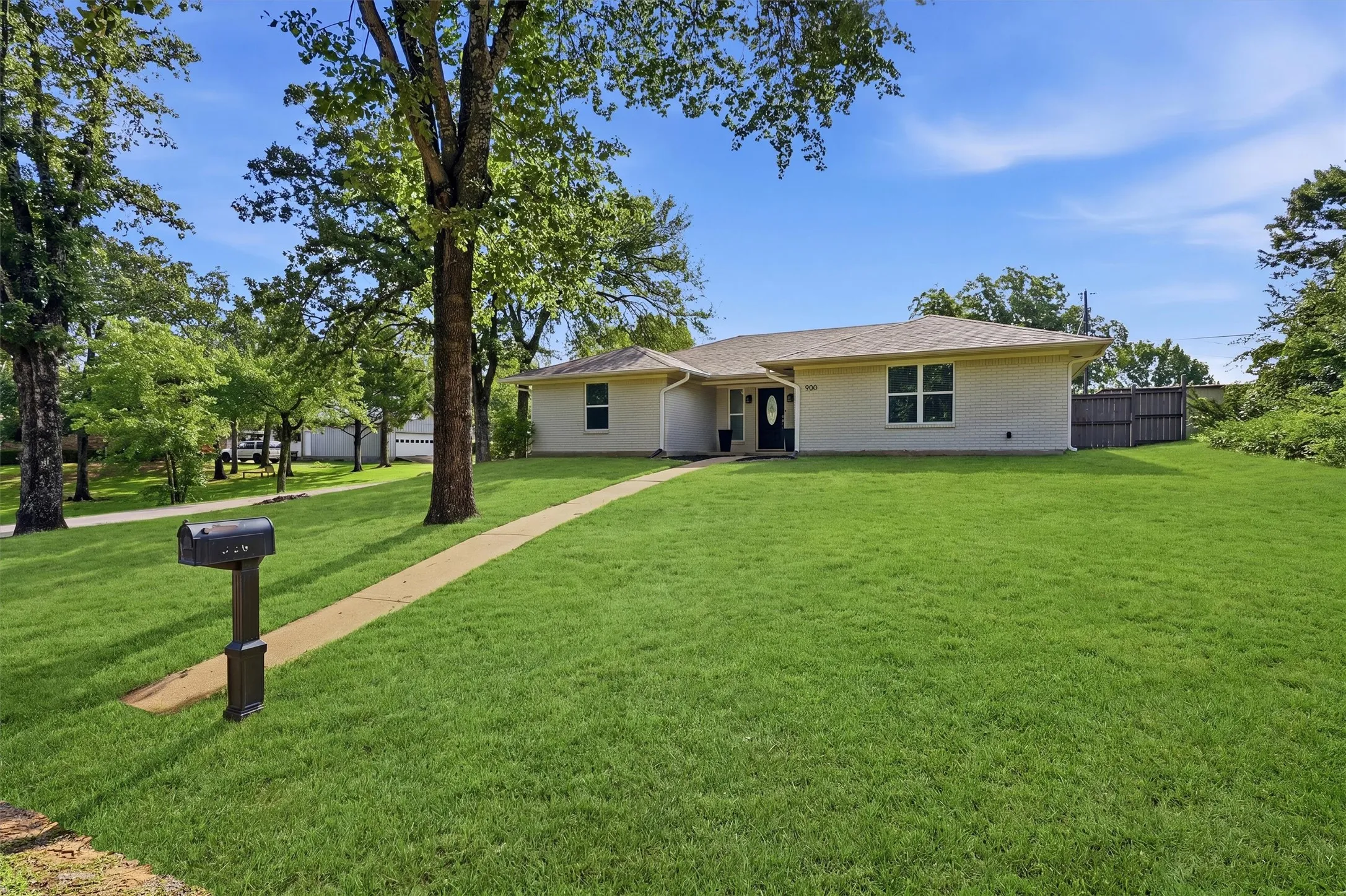 Single Family Residence For Sale in Grayson County , 900 Cortez Street, Denison, Texas 75020, 3 Bedroom, 2 Bathroom, 2 Garage spaces, 2,072 Sqft, built in 1980, mls#21283754, Real Estate Agent in Denison, Homes For Sale in Grayson county, Homes For Sale in Denison, Realtor in Denison Texas, Real Estate Brokerage Independent Realty Texas, Luminita Cordes Realtor