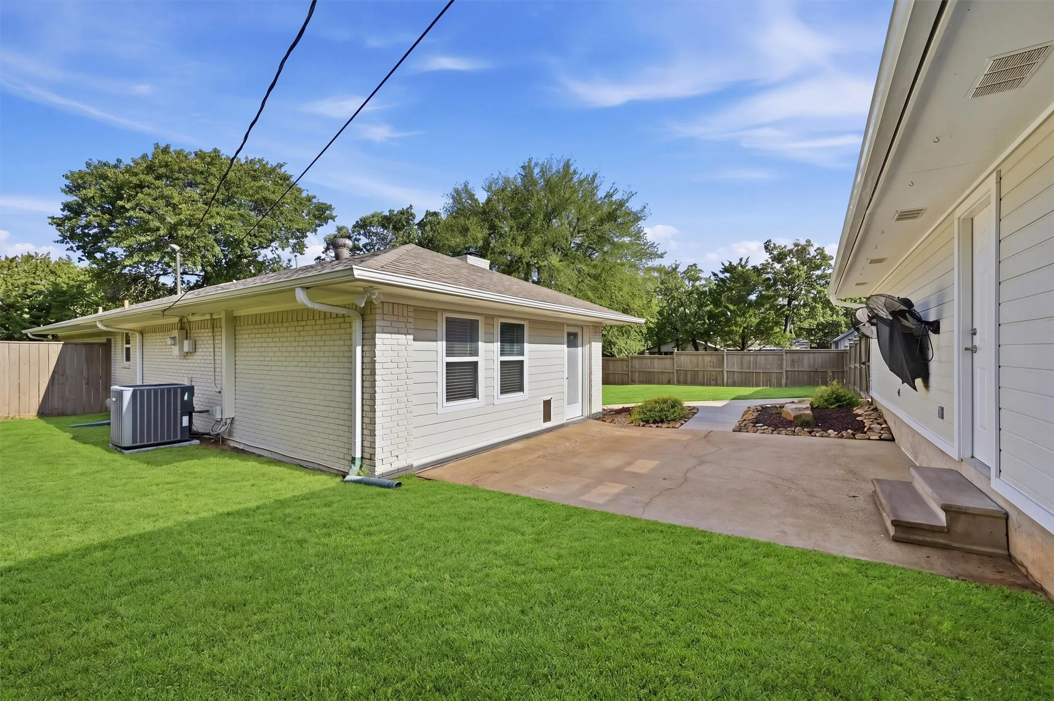 Single Family Residence For Sale in Grayson County , 900 Cortez Street, Denison, Texas 75020, 3 Bedroom, 2 Bathroom, 2 Garage spaces, 2,072 Sqft, built in 1980, mls#21283754, Real Estate Agent in Denison, Homes For Sale in Grayson county, Homes For Sale in Denison, Realtor in Denison Texas, Real Estate Brokerage Independent Realty Texas, Luminita Cordes Realtor