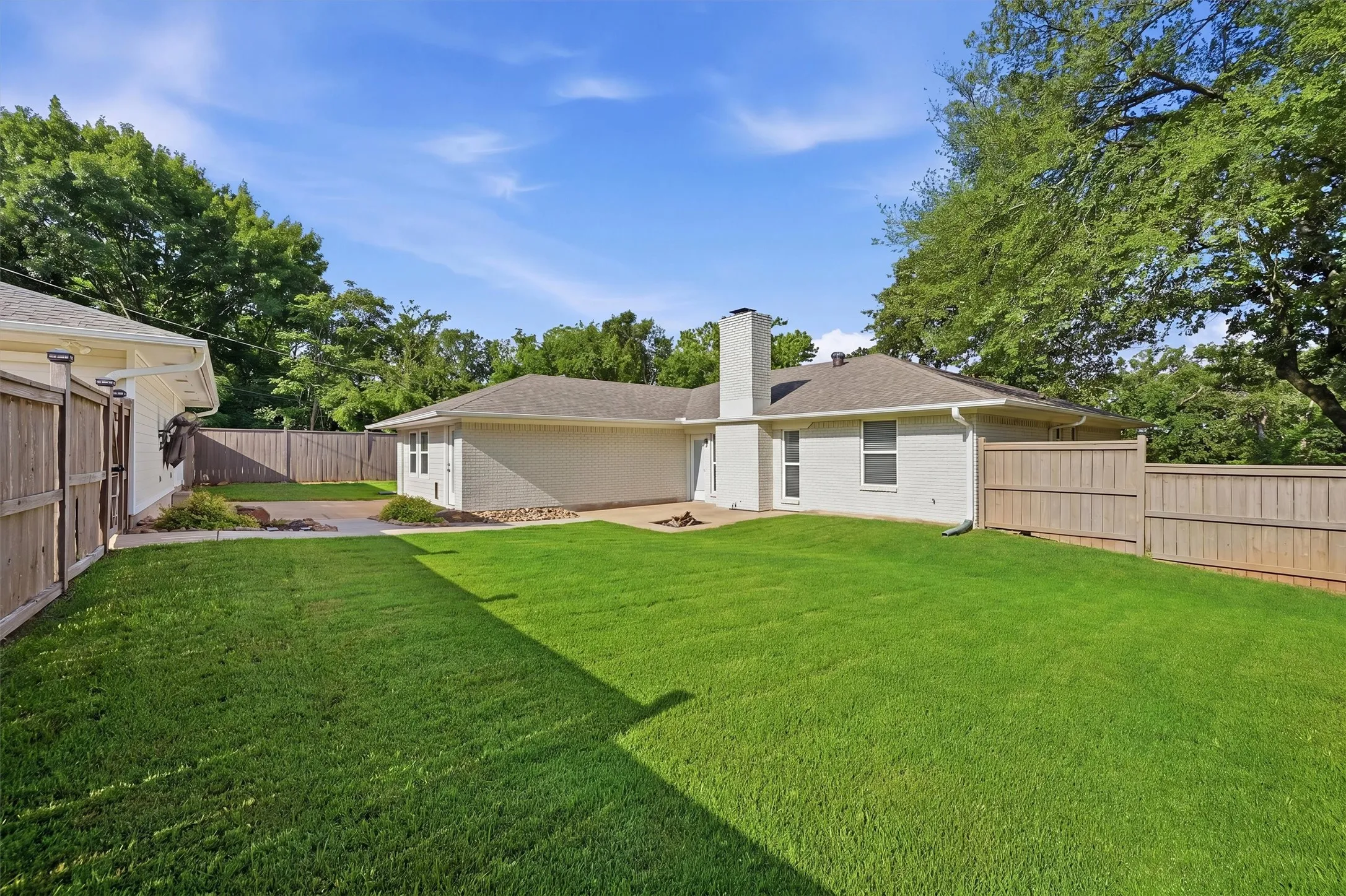 Single Family Residence For Sale in Grayson County , 900 Cortez Street, Denison, Texas 75020, 3 Bedroom, 2 Bathroom, 2 Garage spaces, 2,072 Sqft, built in 1980, mls#21283754, Real Estate Agent in Denison, Homes For Sale in Grayson county, Homes For Sale in Denison, Realtor in Denison Texas, Real Estate Brokerage Independent Realty Texas, Luminita Cordes Realtor