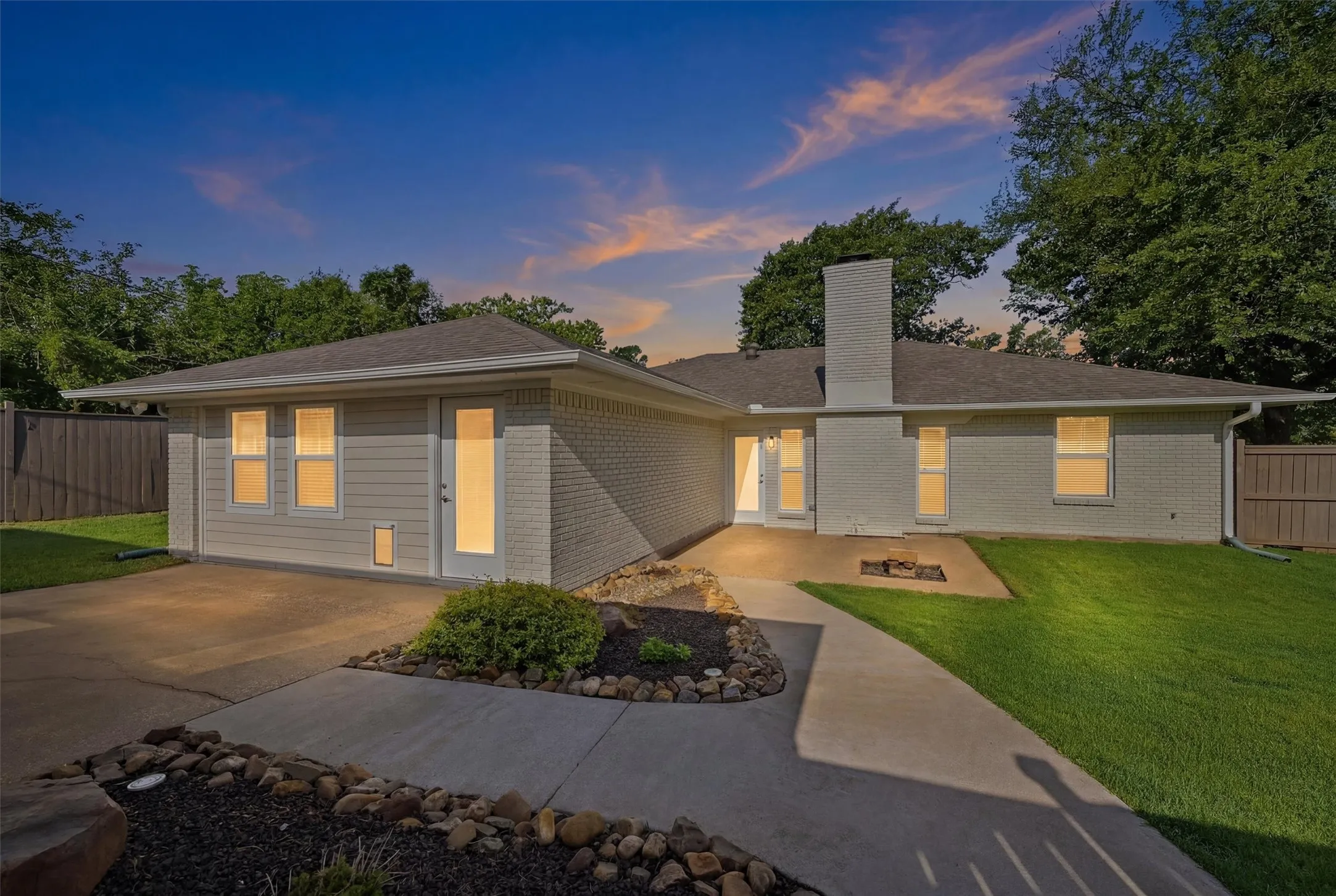 Single Family Residence For Sale in Grayson County , 900 Cortez Street, Denison, Texas 75020, 3 Bedroom, 2 Bathroom, 2 Garage spaces, 2,072 Sqft, built in 1980, mls#21283754, Real Estate Agent in Denison, Homes For Sale in Grayson county, Homes For Sale in Denison, Realtor in Denison Texas, Real Estate Brokerage Independent Realty Texas, Luminita Cordes Realtor