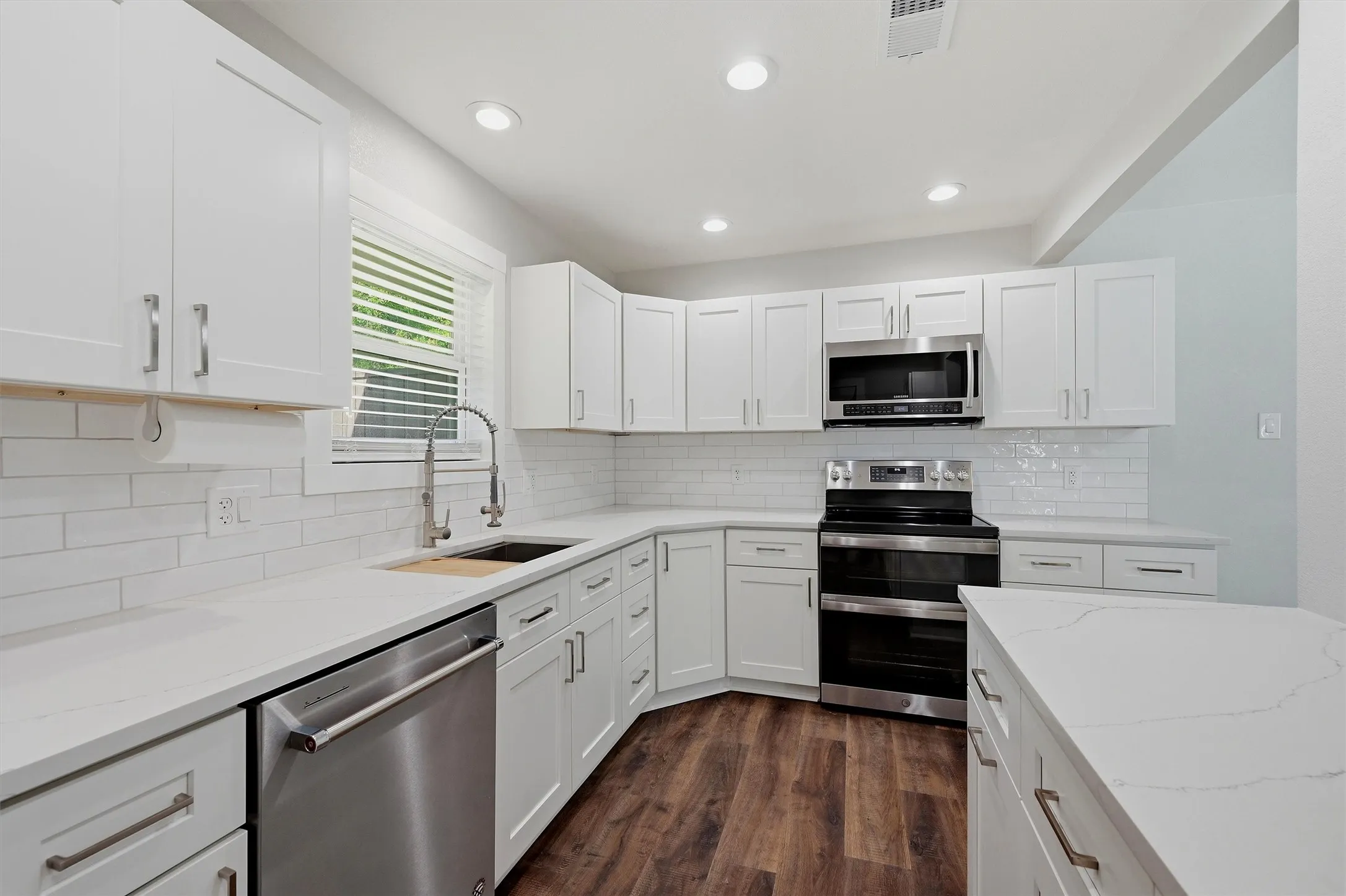 Single Family Residence For Sale in Grayson County , 900 Cortez Street, Denison, Texas 75020, 3 Bedroom, 2 Bathroom, 2 Garage spaces, 2,072 Sqft, built in 1980, mls#21283754, Real Estate Agent in Denison, Homes For Sale in Grayson county, Homes For Sale in Denison, Realtor in Denison Texas, Real Estate Brokerage Independent Realty Texas, Luminita Cordes Realtor
