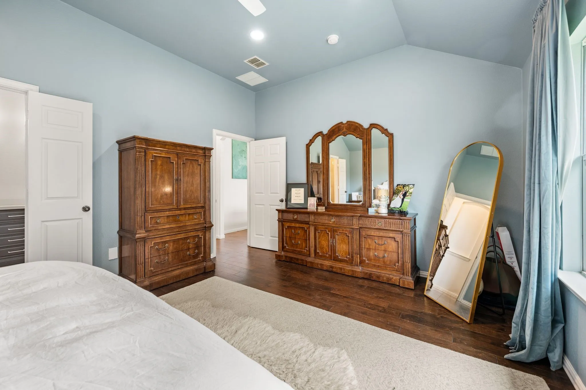 Single Family Residence For Sale in Tarrant County , 3513 Carlton Street, Grapevine, Texas 76092, 5 Bedroom, 3 Bathroom, 2 Garage spaces, 2,836 Sqft, built in 2005, mls#21282832, Real Estate Agent in Grapevine, Homes For Sale in Tarrant county, Homes For Sale in Grapevine, Realtor in Grapevine Texas, Real Estate Brokerage Independent Realty Texas, Luminita Cordes Realtor