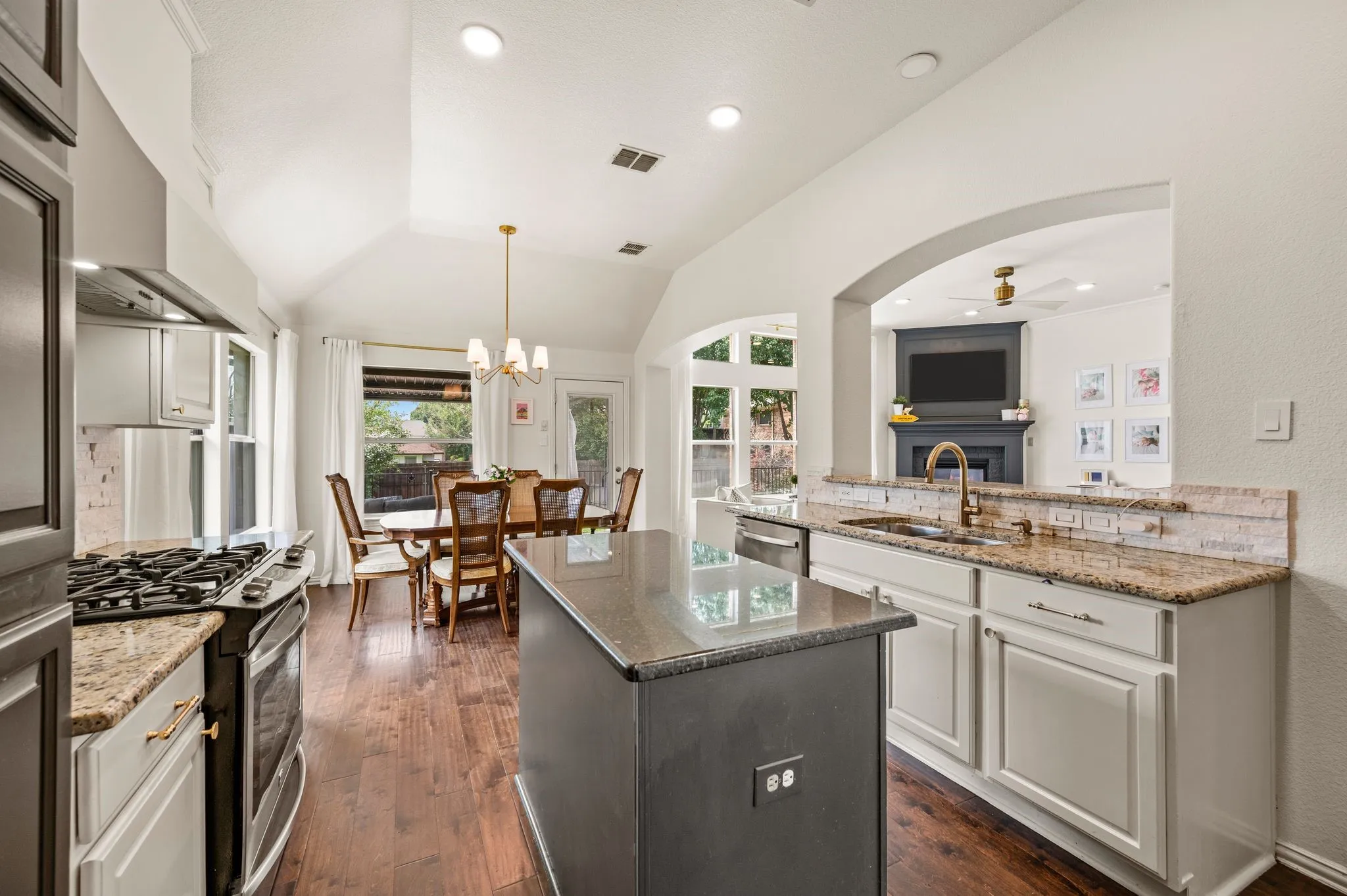 Single Family Residence For Sale in Tarrant County , 3513 Carlton Street, Grapevine, Texas 76092, 5 Bedroom, 3 Bathroom, 2 Garage spaces, 2,836 Sqft, built in 2005, mls#21282832, Real Estate Agent in Grapevine, Homes For Sale in Tarrant county, Homes For Sale in Grapevine, Realtor in Grapevine Texas, Real Estate Brokerage Independent Realty Texas, Luminita Cordes Realtor