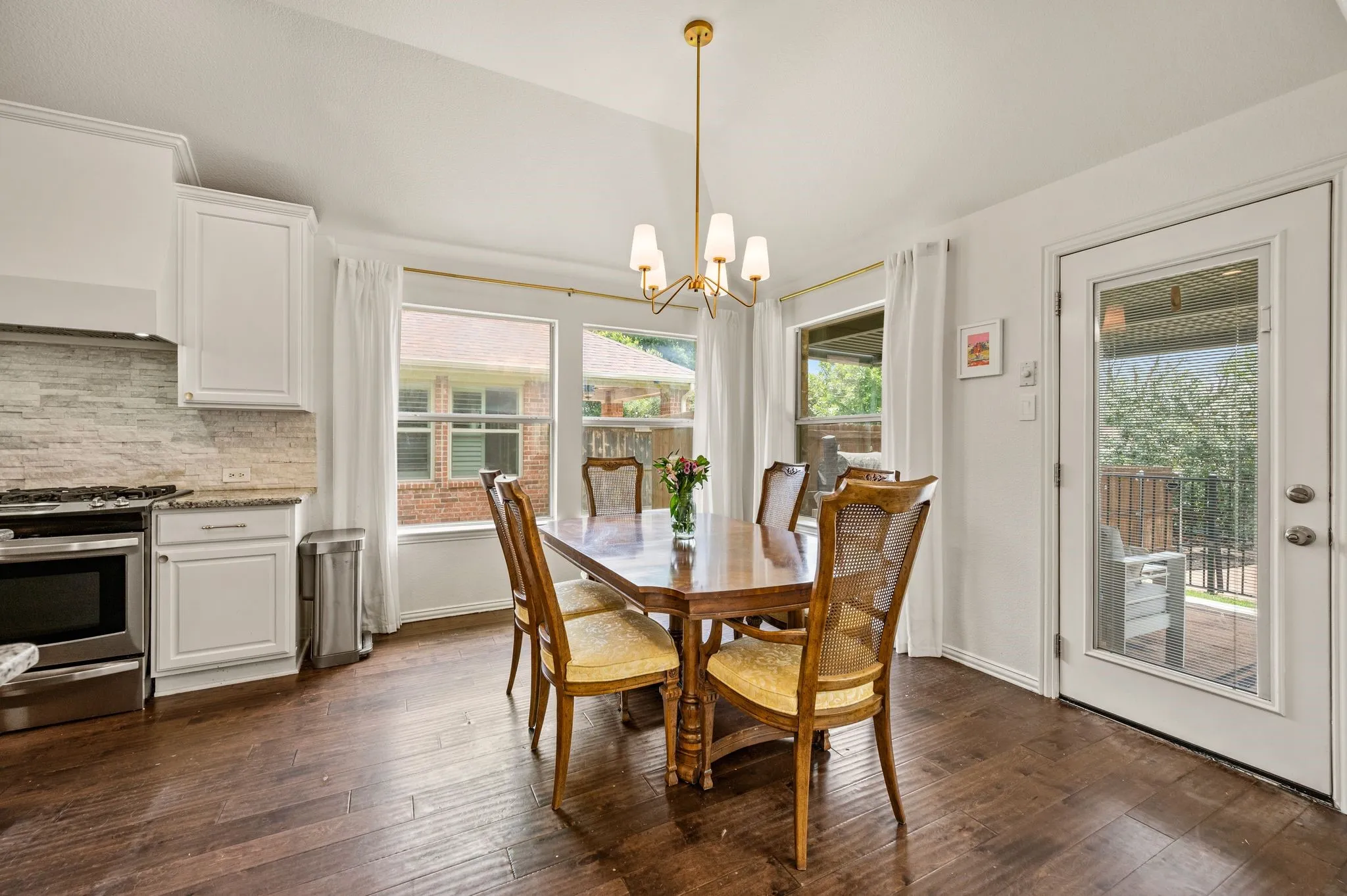 Single Family Residence For Sale in Tarrant County , 3513 Carlton Street, Grapevine, Texas 76092, 5 Bedroom, 3 Bathroom, 2 Garage spaces, 2,836 Sqft, built in 2005, mls#21282832, Real Estate Agent in Grapevine, Homes For Sale in Tarrant county, Homes For Sale in Grapevine, Realtor in Grapevine Texas, Real Estate Brokerage Independent Realty Texas, Luminita Cordes Realtor