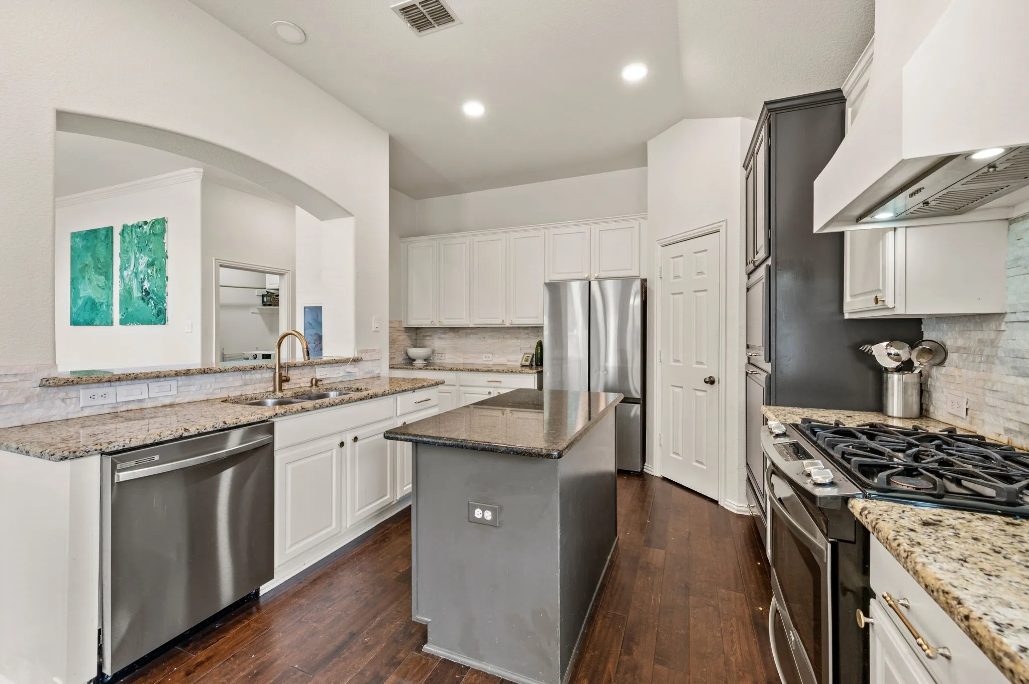 Single Family Residence For Sale in Tarrant County , 3513 Carlton Street, Grapevine, Texas 76092, 5 Bedroom, 3 Bathroom, 2 Garage spaces, 2,836 Sqft, built in 2005, mls#21282832, Real Estate Agent in Grapevine, Homes For Sale in Tarrant county, Homes For Sale in Grapevine, Realtor in Grapevine Texas, Real Estate Brokerage Independent Realty Texas, Luminita Cordes Realtor