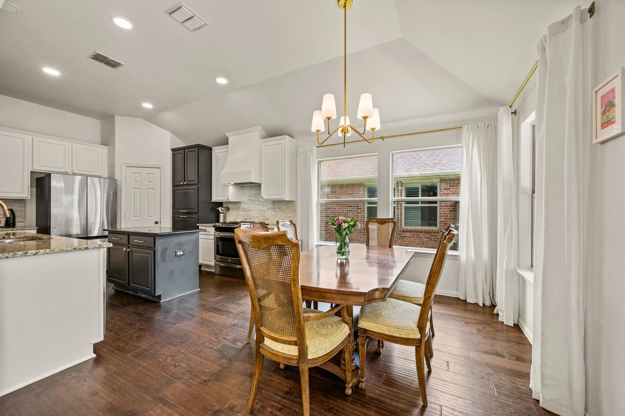 Single Family Residence For Sale in Tarrant County , 3513 Carlton Street, Grapevine, Texas 76092, 5 Bedroom, 3 Bathroom, 2 Garage spaces, 2,836 Sqft, built in 2005, mls#21282832, Real Estate Agent in Grapevine, Homes For Sale in Tarrant county, Homes For Sale in Grapevine, Realtor in Grapevine Texas, Real Estate Brokerage Independent Realty Texas, Luminita Cordes Realtor
