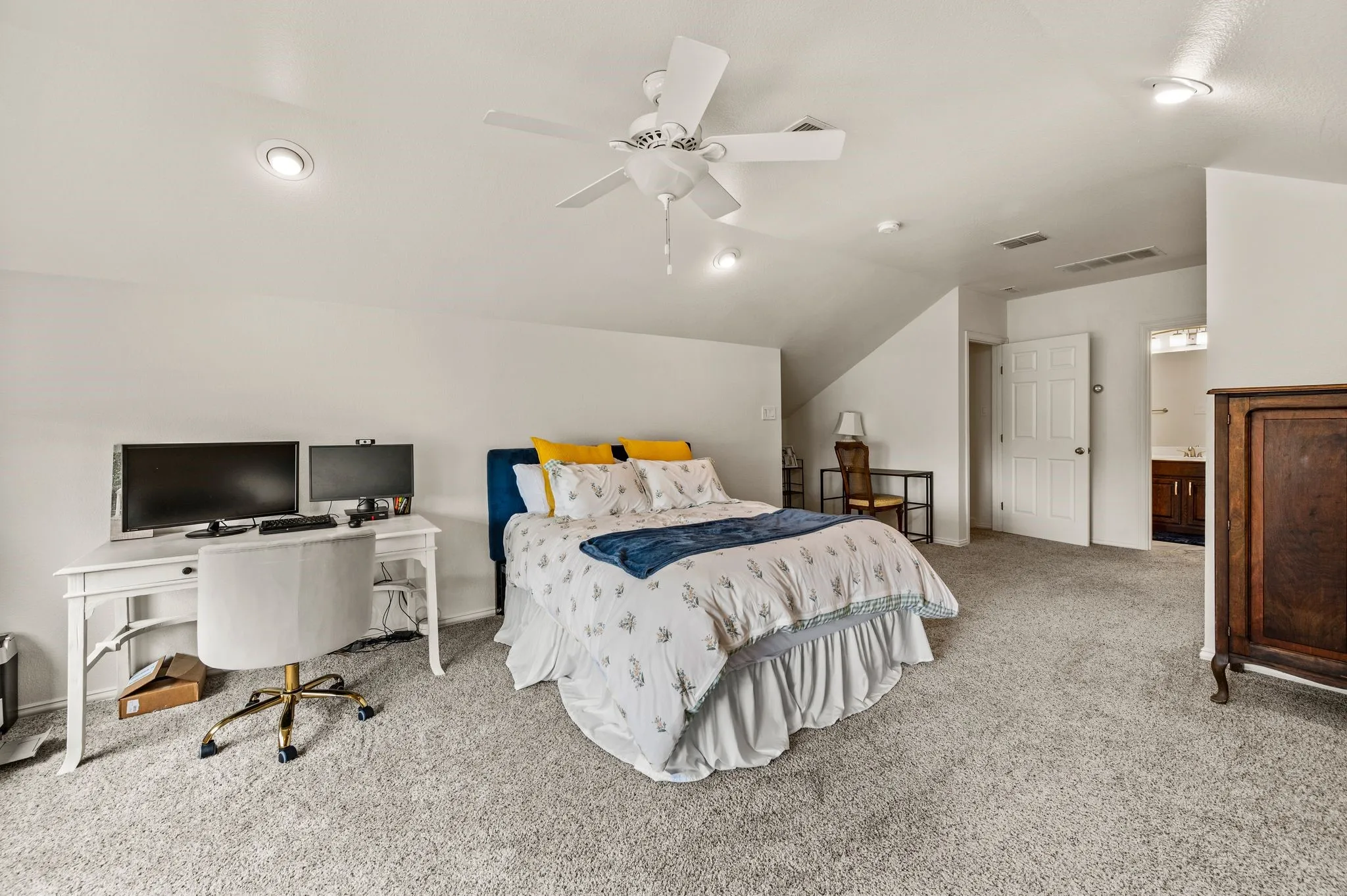 Single Family Residence For Sale in Tarrant County , 3513 Carlton Street, Grapevine, Texas 76092, 5 Bedroom, 3 Bathroom, 2 Garage spaces, 2,836 Sqft, built in 2005, mls#21282832, Real Estate Agent in Grapevine, Homes For Sale in Tarrant county, Homes For Sale in Grapevine, Realtor in Grapevine Texas, Real Estate Brokerage Independent Realty Texas, Luminita Cordes Realtor