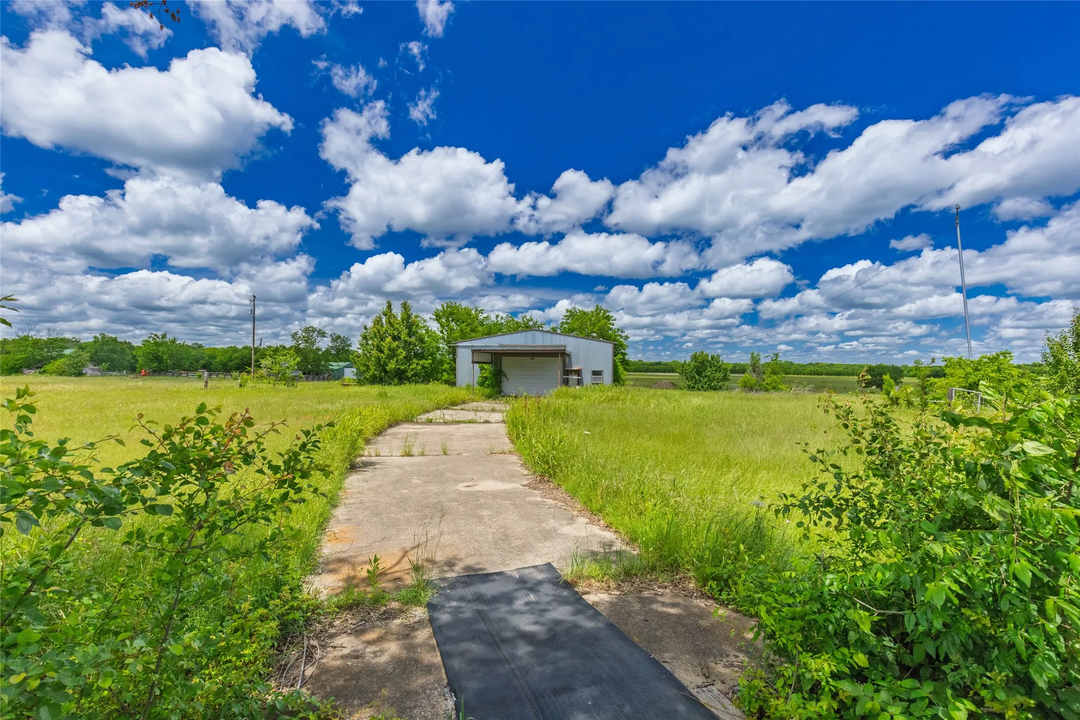 Single Family Residence For Sale in Hunt County , 2267 FM 3218, Campbell, Texas 75422, 3 Bedroom, 2 Bathroom, 2 Garage spaces, 1,763 Sqft, built in 1980, mls#21283854, Real Estate Agent in Campbell, Homes For Sale in Hunt county, Homes For Sale in Campbell, Realtor in Campbell Texas, Real Estate Brokerage Independent Realty Texas, Luminita Cordes Realtor