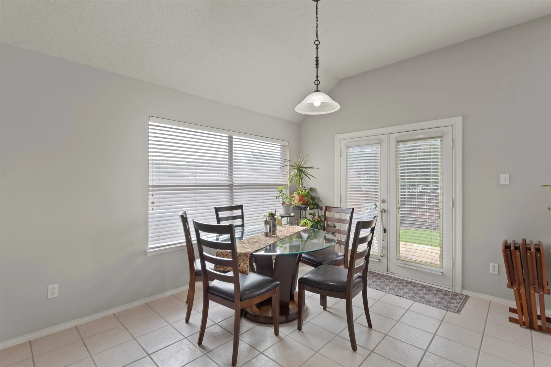 Single Family Residence For Sale in Collin County , 5025 Vineyard Lane, Mc Kinney, Texas 75070, 4 Bedroom, 2 Bathroom, 2 Garage spaces, 2,379 Sqft, built in 1999, mls#21283622, Real Estate Agent in Mc Kinney, Homes For Sale in Collin county, Homes For Sale in Mc Kinney, Realtor in Mc Kinney Texas, Real Estate Brokerage Independent Realty Texas, Luminita Cordes Realtor