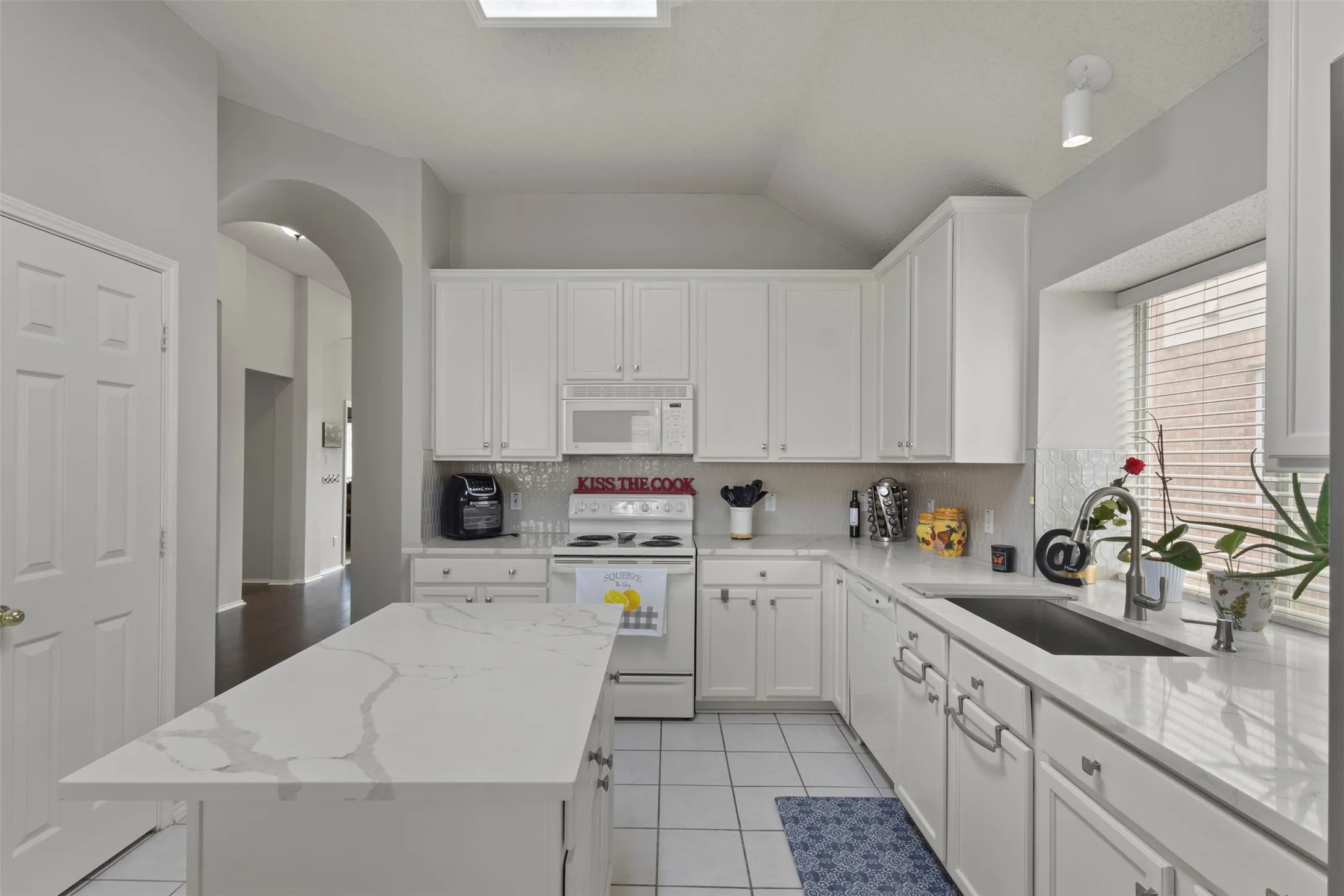 Single Family Residence For Sale in Collin County , 5025 Vineyard Lane, Mc Kinney, Texas 75070, 4 Bedroom, 2 Bathroom, 2 Garage spaces, 2,379 Sqft, built in 1999, mls#21283622, Real Estate Agent in Mc Kinney, Homes For Sale in Collin county, Homes For Sale in Mc Kinney, Realtor in Mc Kinney Texas, Real Estate Brokerage Independent Realty Texas, Luminita Cordes Realtor