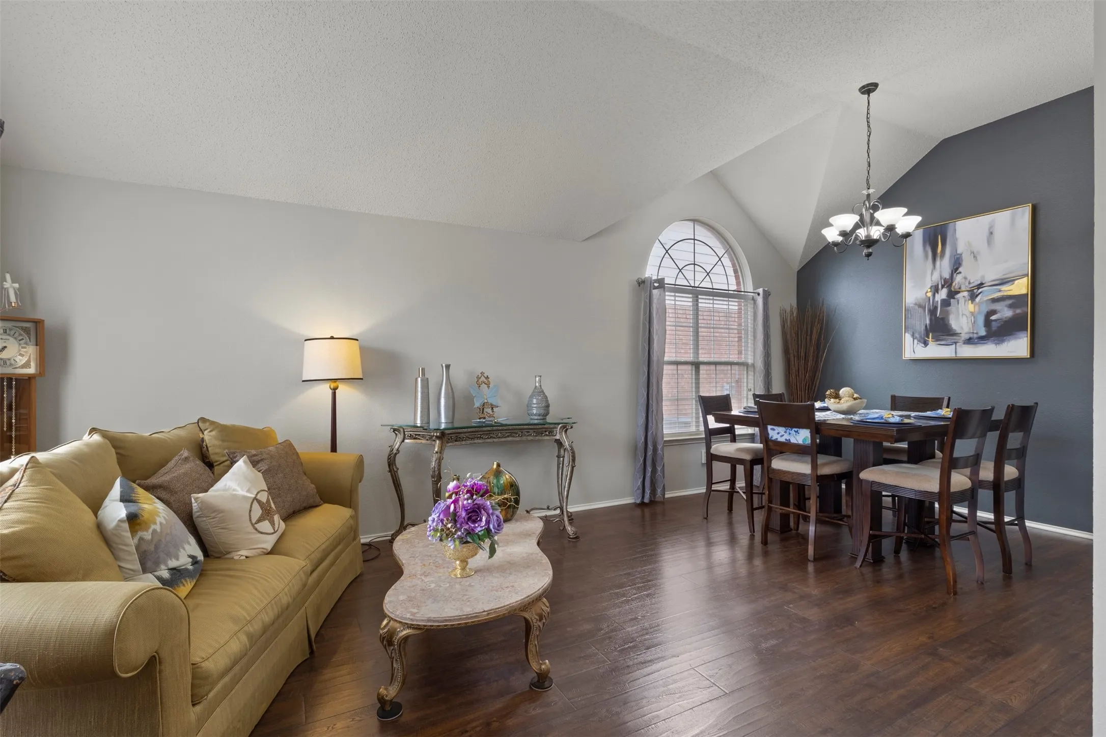 Single Family Residence For Sale in Collin County , 5025 Vineyard Lane, Mc Kinney, Texas 75070, 4 Bedroom, 2 Bathroom, 2 Garage spaces, 2,379 Sqft, built in 1999, mls#21283622, Real Estate Agent in Mc Kinney, Homes For Sale in Collin county, Homes For Sale in Mc Kinney, Realtor in Mc Kinney Texas, Real Estate Brokerage Independent Realty Texas, Luminita Cordes Realtor