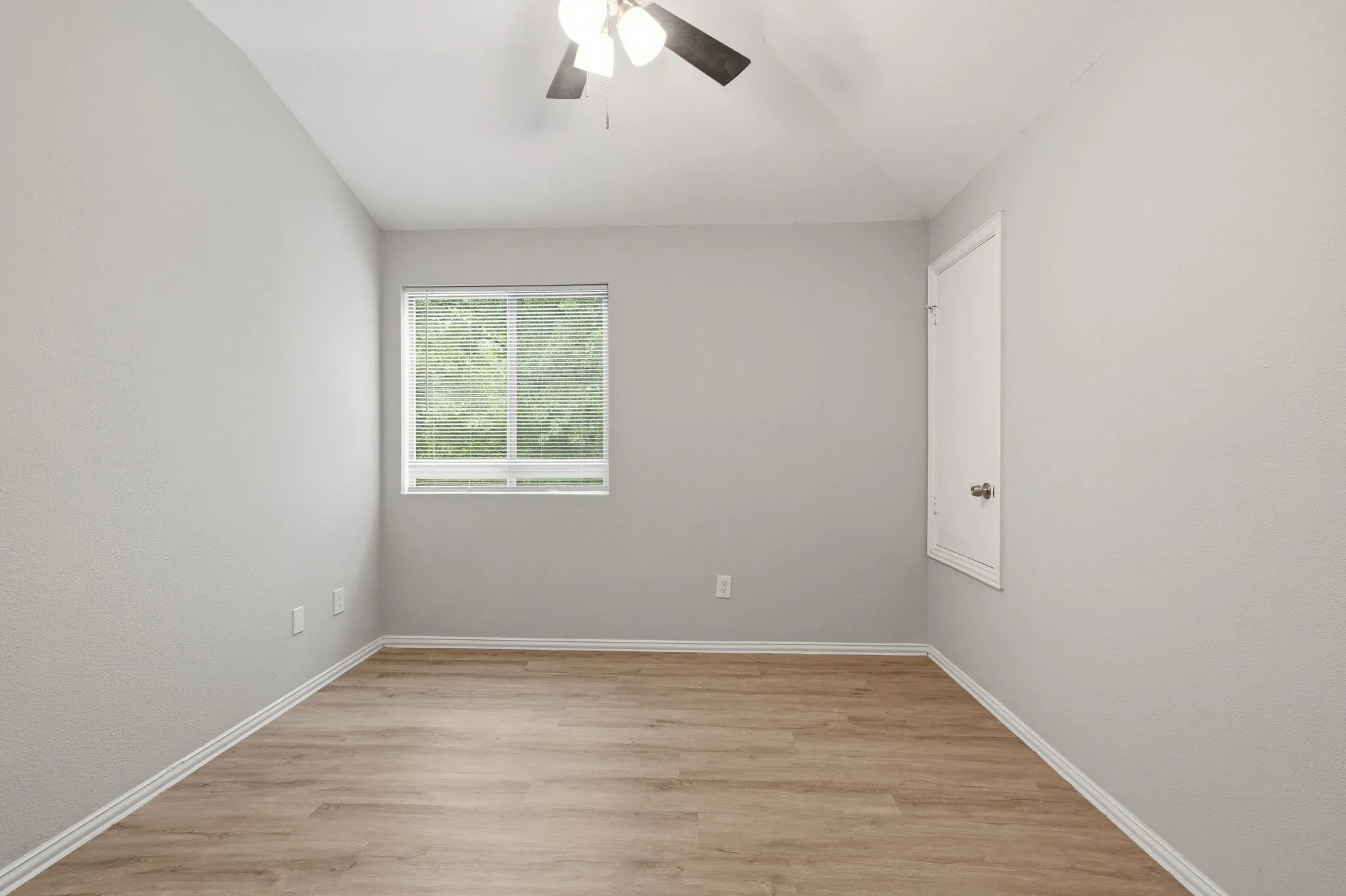 Townhouse For Sale in Dallas County , 238 Creek Cove Drive, Dallas, Texas 75217, 3 Bedroom, 3 Bathroom, 2 Garage spaces, 1,330 Sqft, built in 2008, mls#21281964, Real Estate Agent in Dallas, Homes For Sale in Dallas county, Homes For Sale in Dallas, Realtor in Dallas Texas, Real Estate Brokerage Independent Realty Texas, Luminita Cordes Realtor