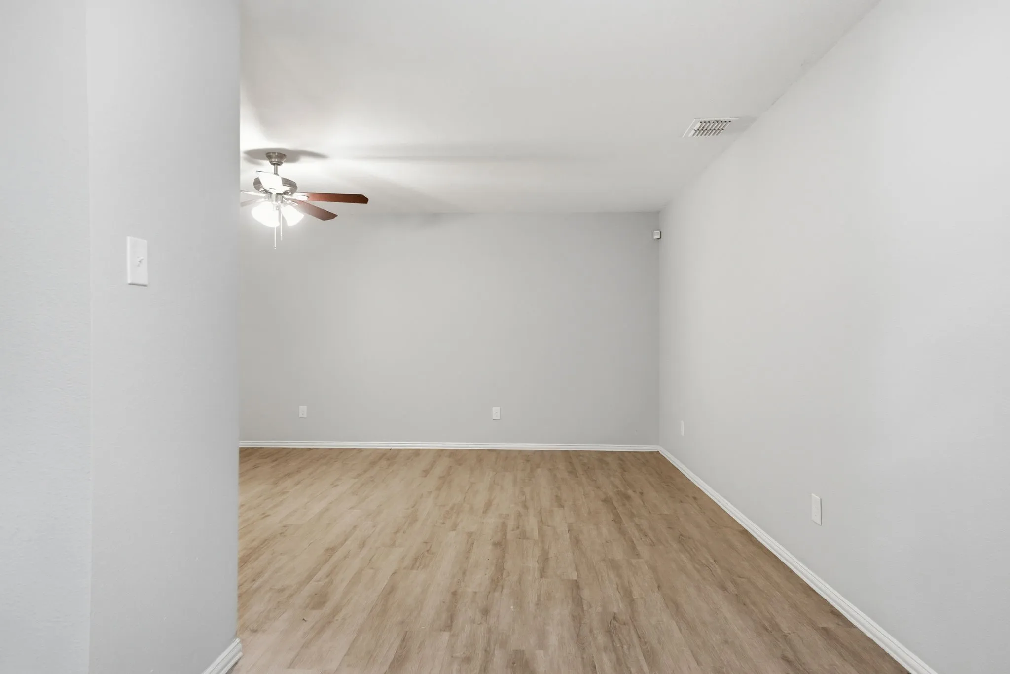 Townhouse For Sale in Dallas County , 238 Creek Cove Drive, Dallas, Texas 75217, 3 Bedroom, 3 Bathroom, 2 Garage spaces, 1,330 Sqft, built in 2008, mls#21281964, Real Estate Agent in Dallas, Homes For Sale in Dallas county, Homes For Sale in Dallas, Realtor in Dallas Texas, Real Estate Brokerage Independent Realty Texas, Luminita Cordes Realtor
