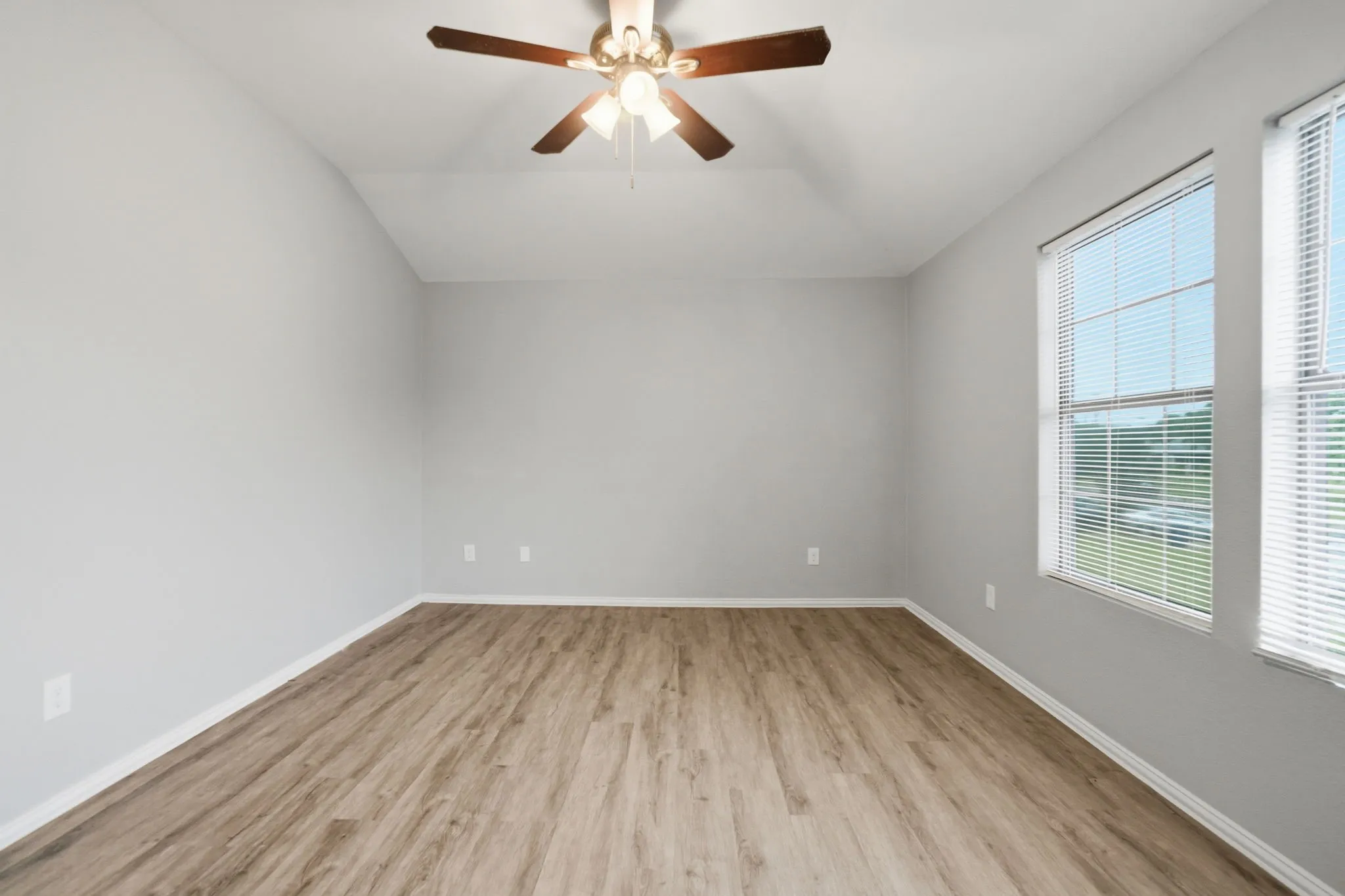 Townhouse For Sale in Dallas County , 238 Creek Cove Drive, Dallas, Texas 75217, 3 Bedroom, 3 Bathroom, 2 Garage spaces, 1,330 Sqft, built in 2008, mls#21281964, Real Estate Agent in Dallas, Homes For Sale in Dallas county, Homes For Sale in Dallas, Realtor in Dallas Texas, Real Estate Brokerage Independent Realty Texas, Luminita Cordes Realtor