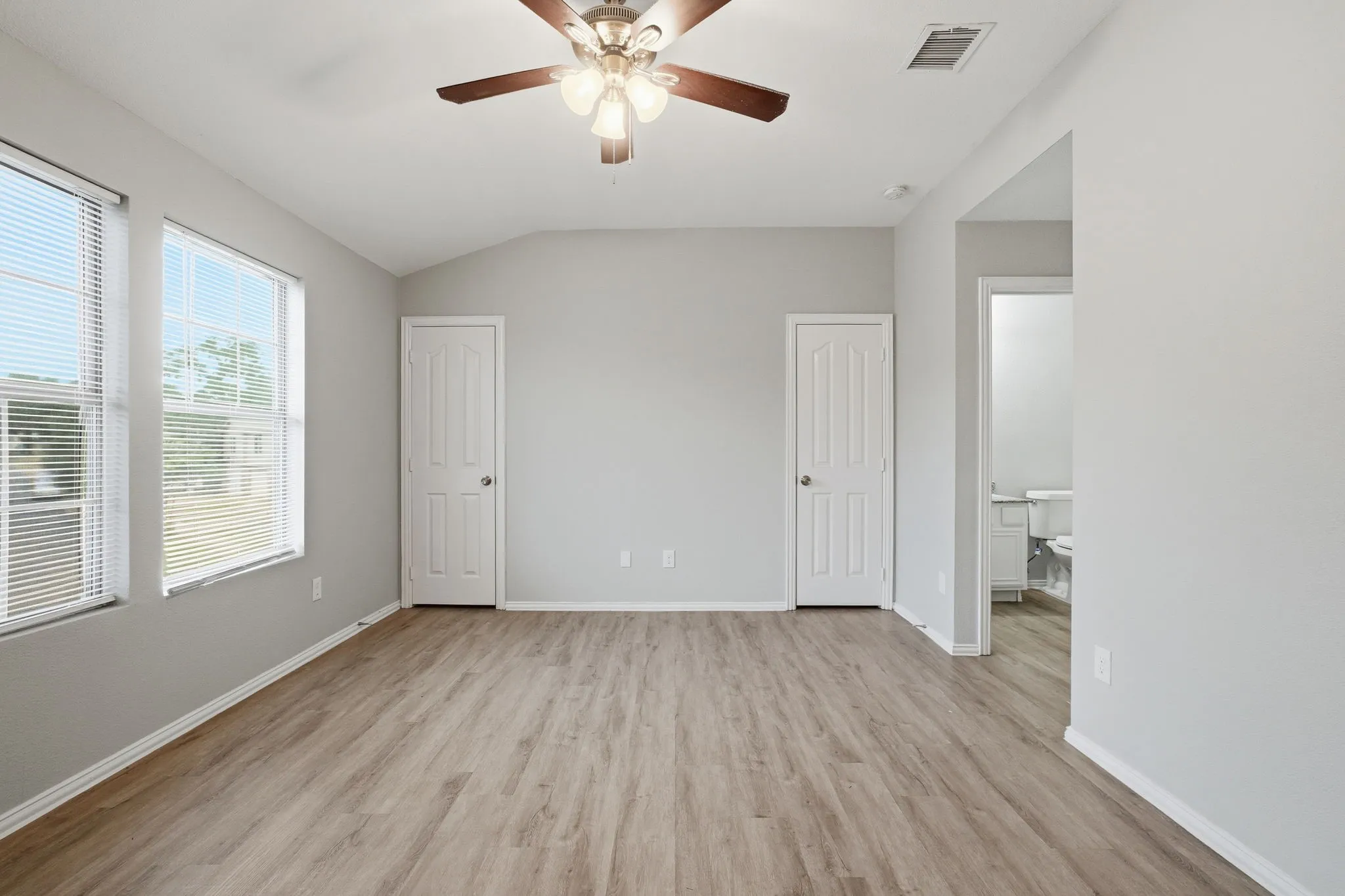 Townhouse For Sale in Dallas County , 238 Creek Cove Drive, Dallas, Texas 75217, 3 Bedroom, 3 Bathroom, 2 Garage spaces, 1,330 Sqft, built in 2008, mls#21281964, Real Estate Agent in Dallas, Homes For Sale in Dallas county, Homes For Sale in Dallas, Realtor in Dallas Texas, Real Estate Brokerage Independent Realty Texas, Luminita Cordes Realtor