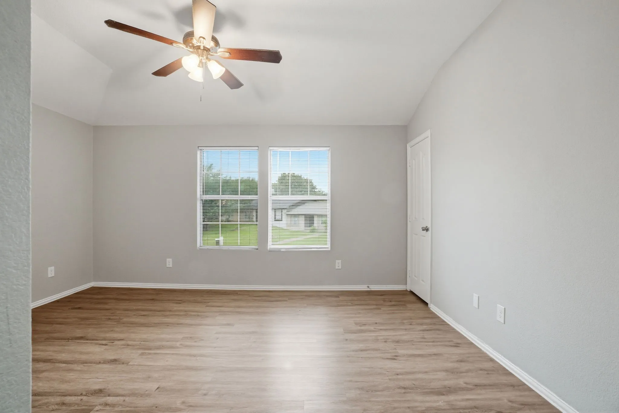 Townhouse For Sale in Dallas County , 238 Creek Cove Drive, Dallas, Texas 75217, 3 Bedroom, 3 Bathroom, 2 Garage spaces, 1,330 Sqft, built in 2008, mls#21281964, Real Estate Agent in Dallas, Homes For Sale in Dallas county, Homes For Sale in Dallas, Realtor in Dallas Texas, Real Estate Brokerage Independent Realty Texas, Luminita Cordes Realtor