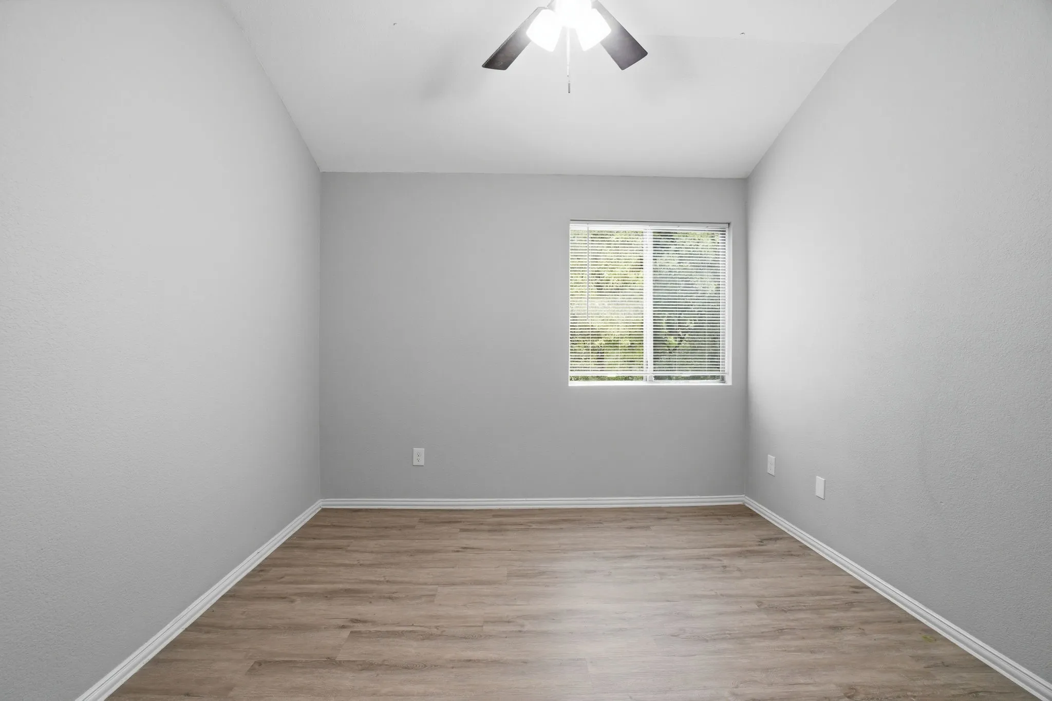 Townhouse For Sale in Dallas County , 238 Creek Cove Drive, Dallas, Texas 75217, 3 Bedroom, 3 Bathroom, 2 Garage spaces, 1,330 Sqft, built in 2008, mls#21281964, Real Estate Agent in Dallas, Homes For Sale in Dallas county, Homes For Sale in Dallas, Realtor in Dallas Texas, Real Estate Brokerage Independent Realty Texas, Luminita Cordes Realtor