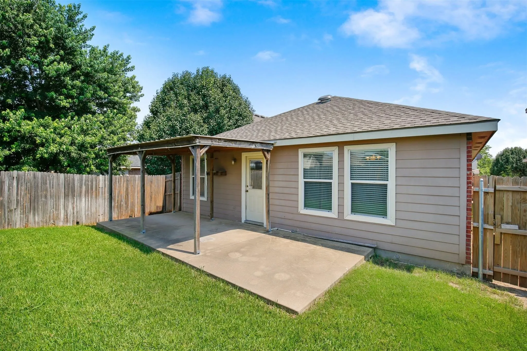 Single Family Residence For Rent in Tarrant County , 4854 Waterford Drive, Fort Worth, Texas 76179, 3 Bedroom, 2 Bathroom, 2 Garage spaces, 1,408 Sqft, built in 2003, mls#21256843, Real Estate Agent in Fort Worth, Homes For Rent in Tarrant county, Homes For Rent in Fort Worth, Realtor in Fort Worth Texas, Real Estate Brokerage Independent Realty Texas, Luminita Cordes Realtor